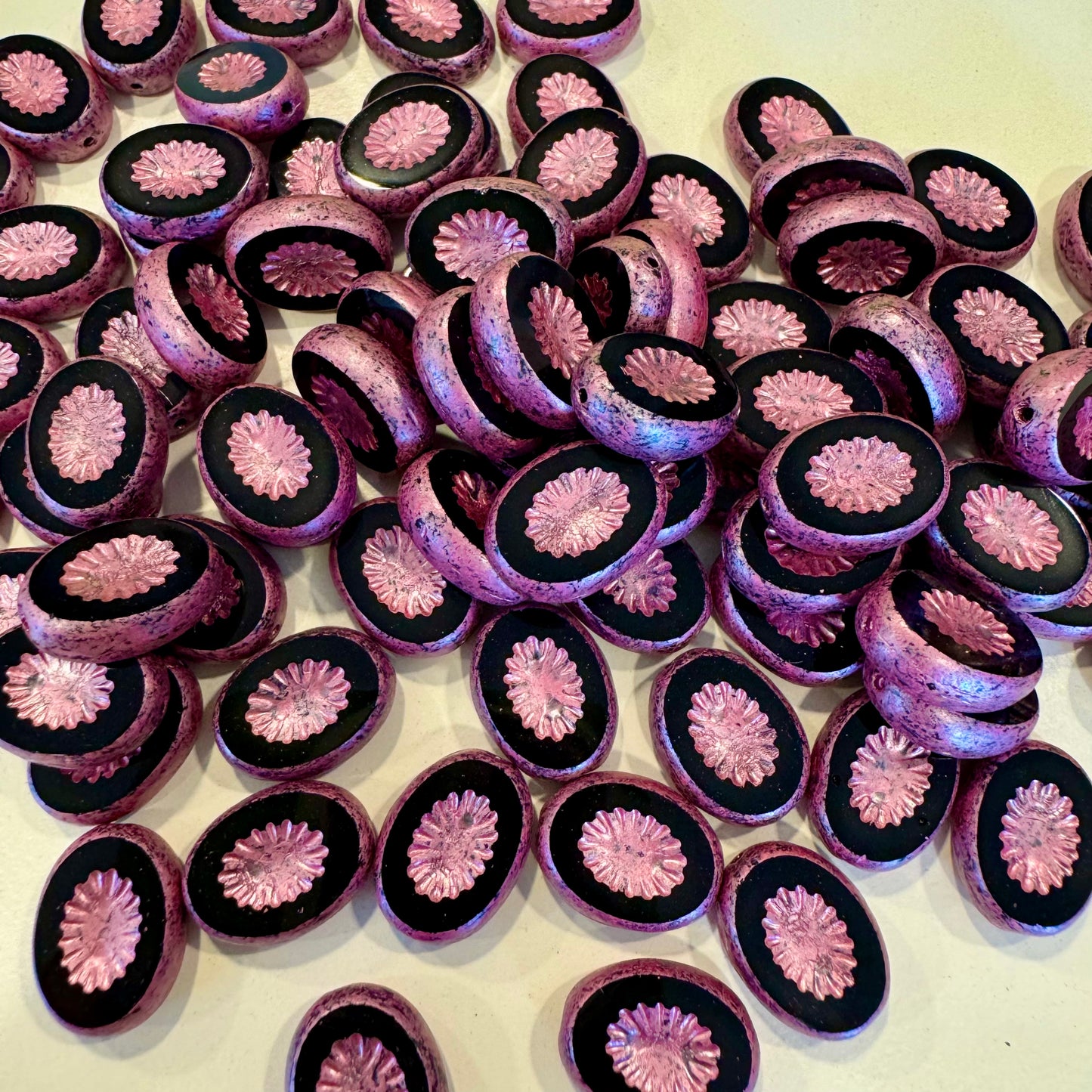 テーブルカットキウイビーズ、ブラック 4321 (23980-04321)、ガラス、チェコ共和国