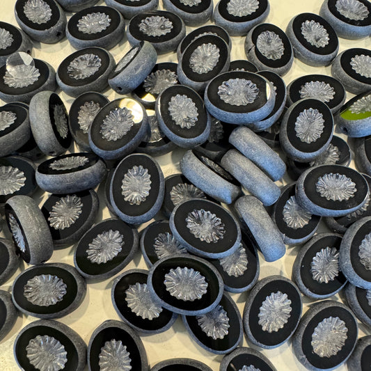 桌切猕猴桃珠，黑色哑光赤铁矿（23980-84100-14400），玻璃，捷克共和国