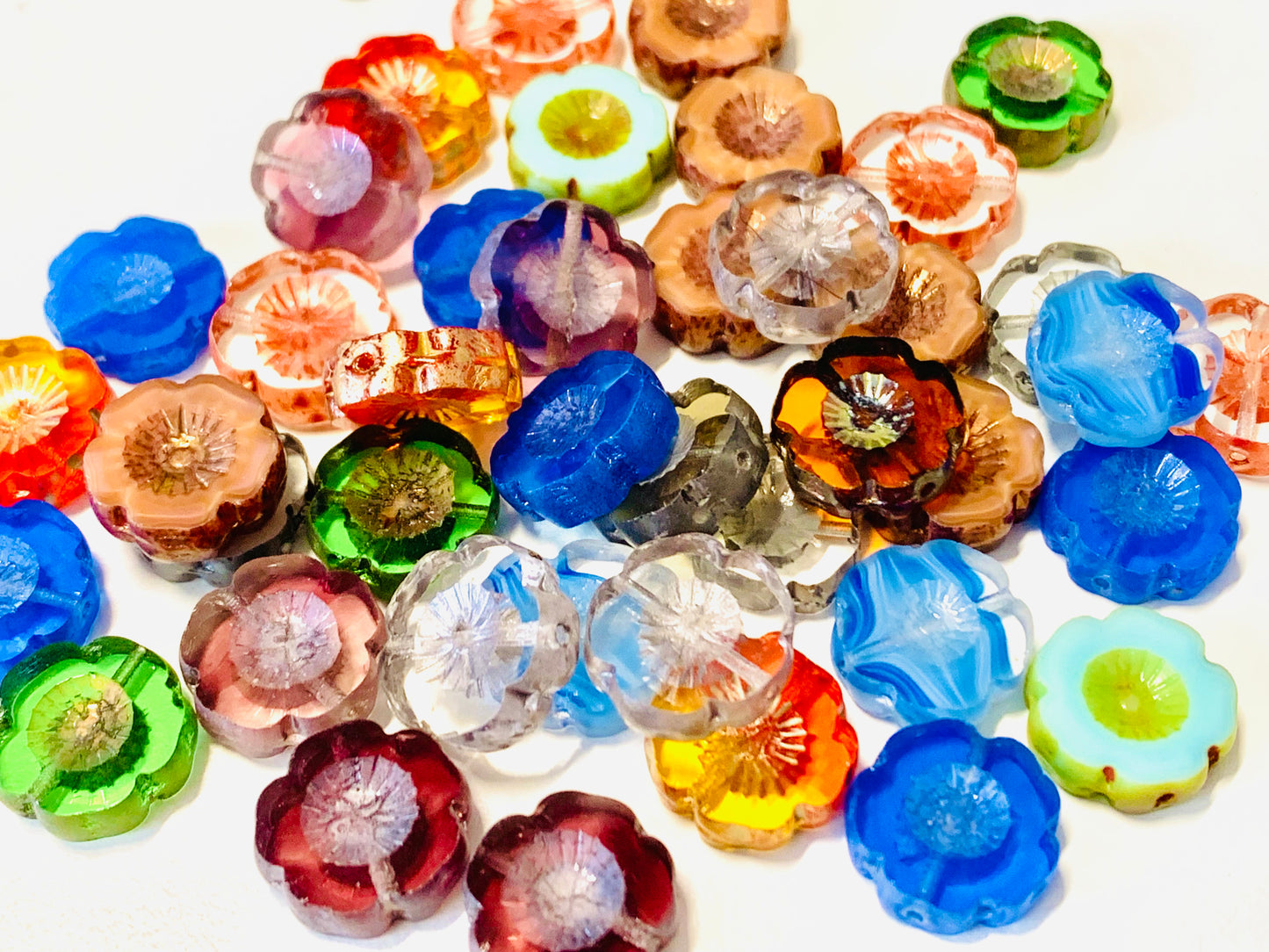 Tischgeschliffene runde Perlen Hawaii-Blumen, gemischte Farben, Farbe Glanzcreme (Mischfarbe 14401), Glas, Tschechische Republik