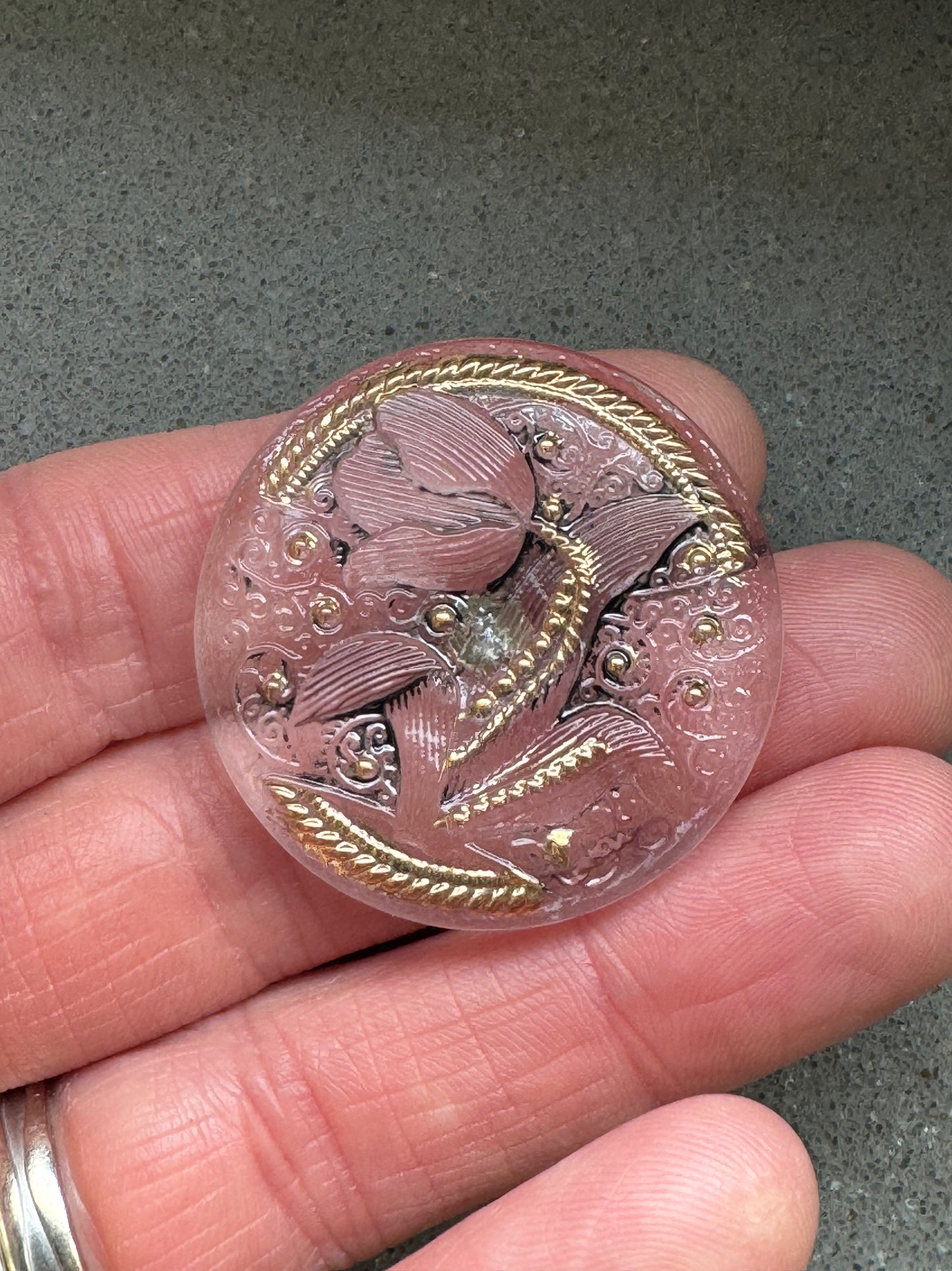 1個 ハンドペイントガラスボタン（飾り付き）、サイズ14（31.5 mm）、ガラス、チェコ共和国