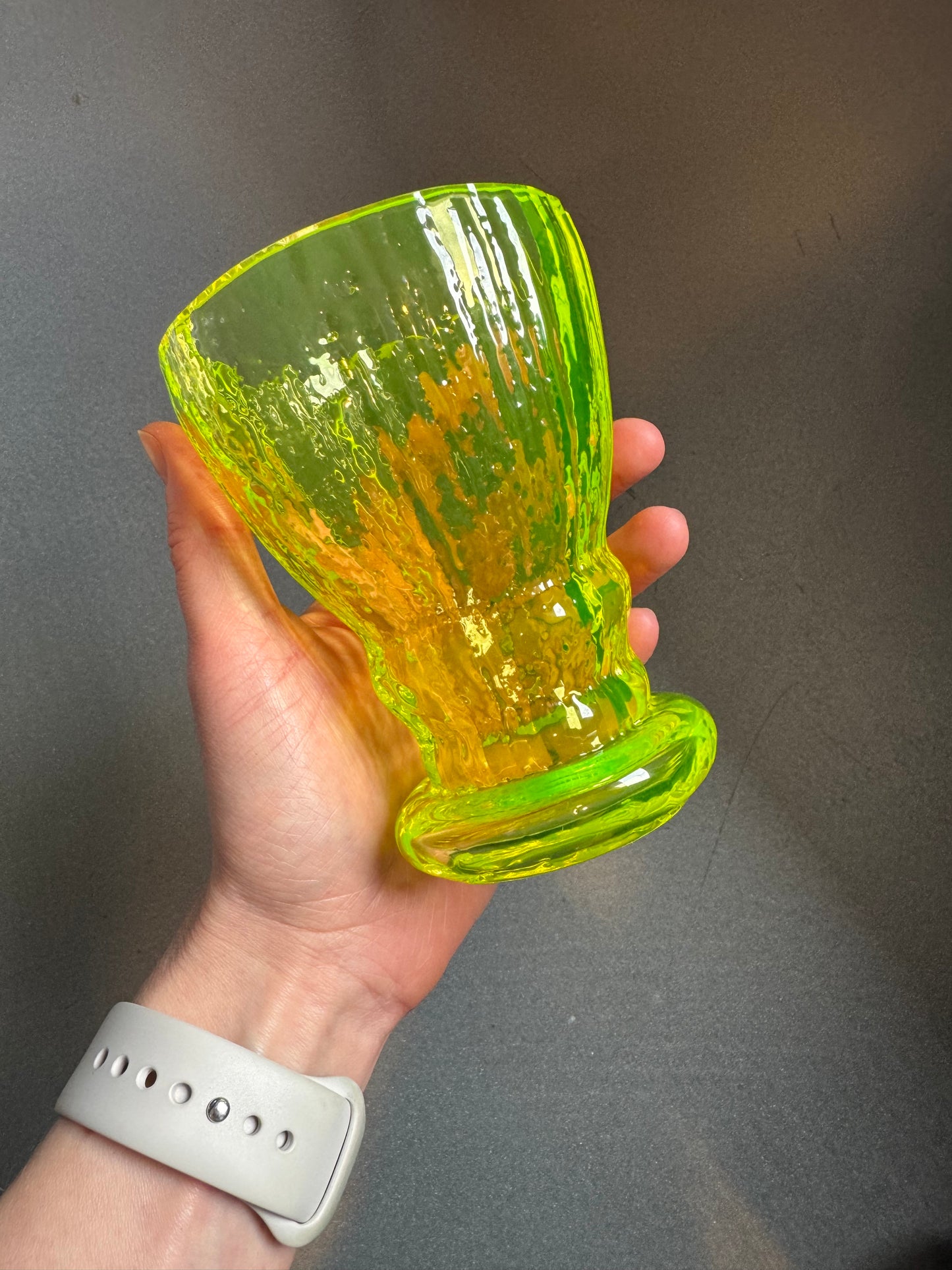 铀玻璃花瓶 – 手工吹制方形，玻璃，捷克共和国