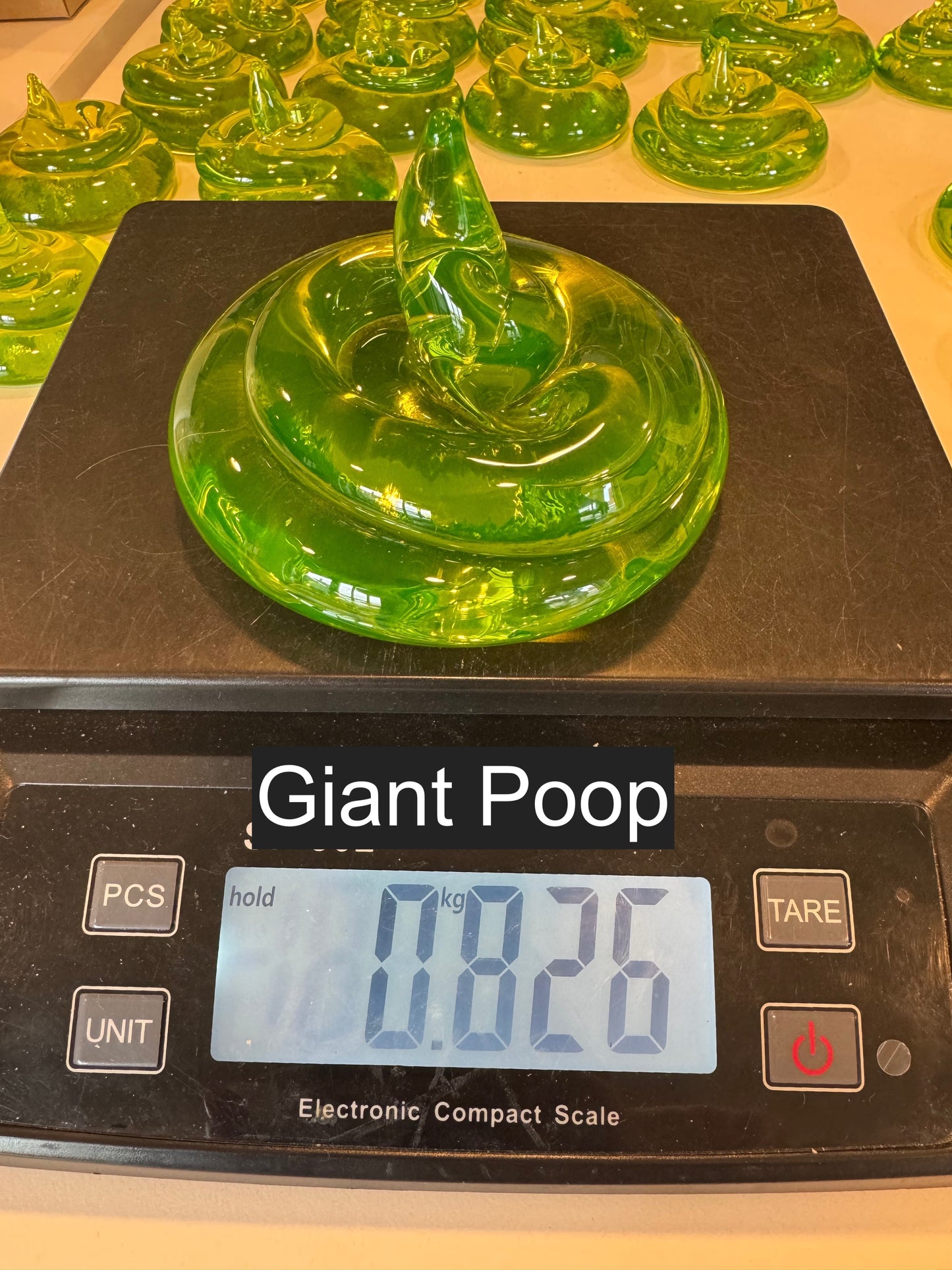 捷克共和国手工制作的紫外线反应艺术摆件——铀玻璃梨形镇纸