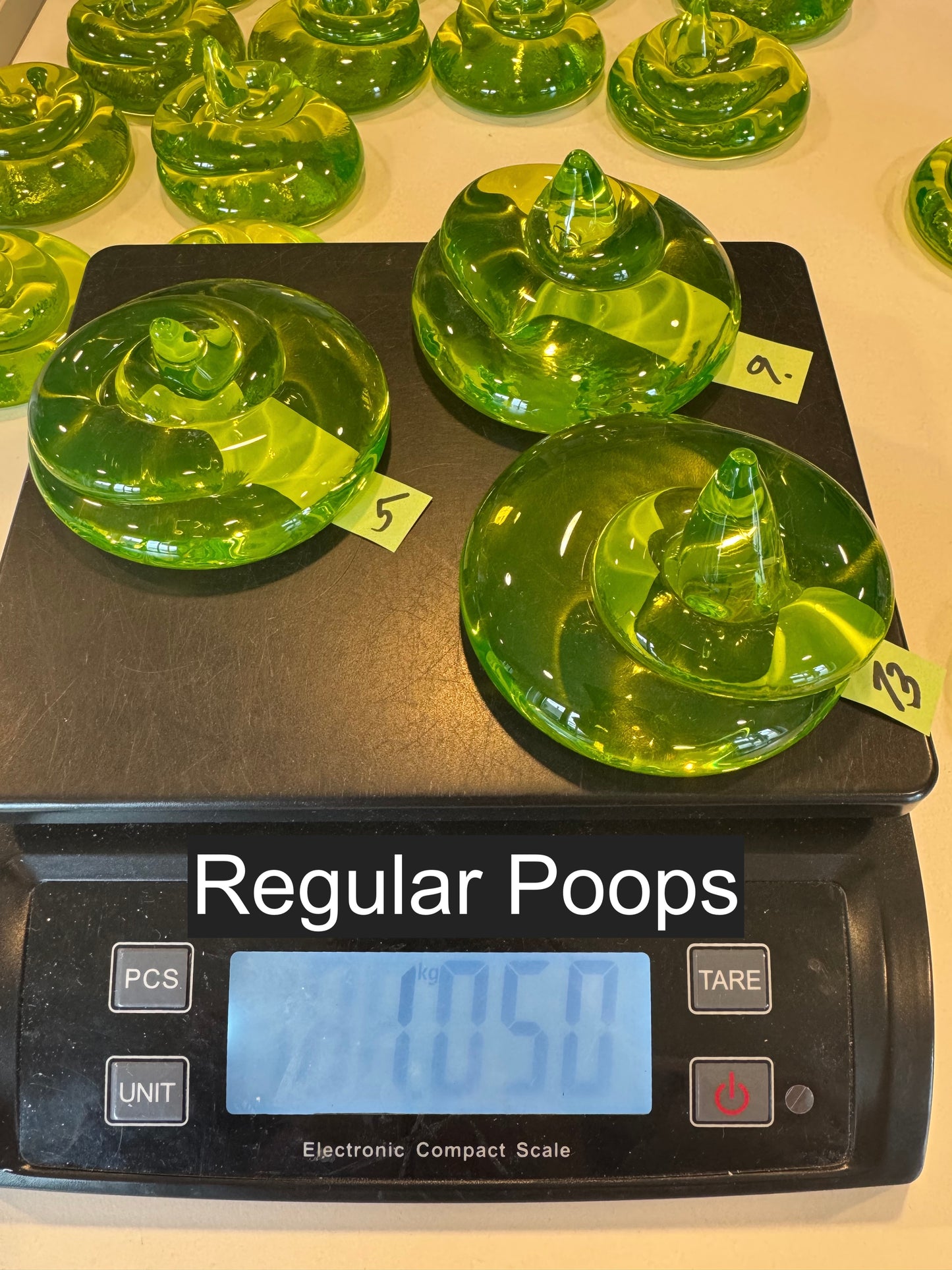 捷克共和国手工制作的紫外线反应艺术摆件——铀玻璃梨形镇纸