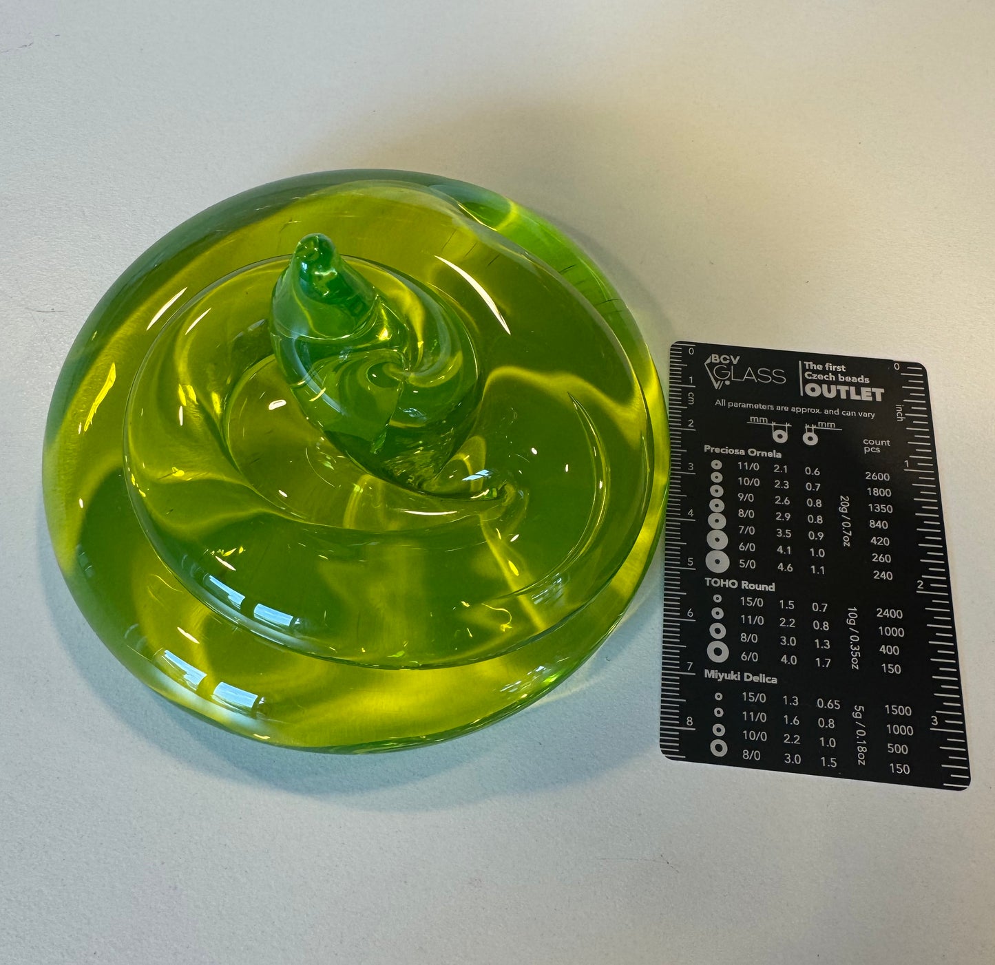 捷克共和国手工制作的紫外线反应艺术摆件——铀玻璃梨形镇纸