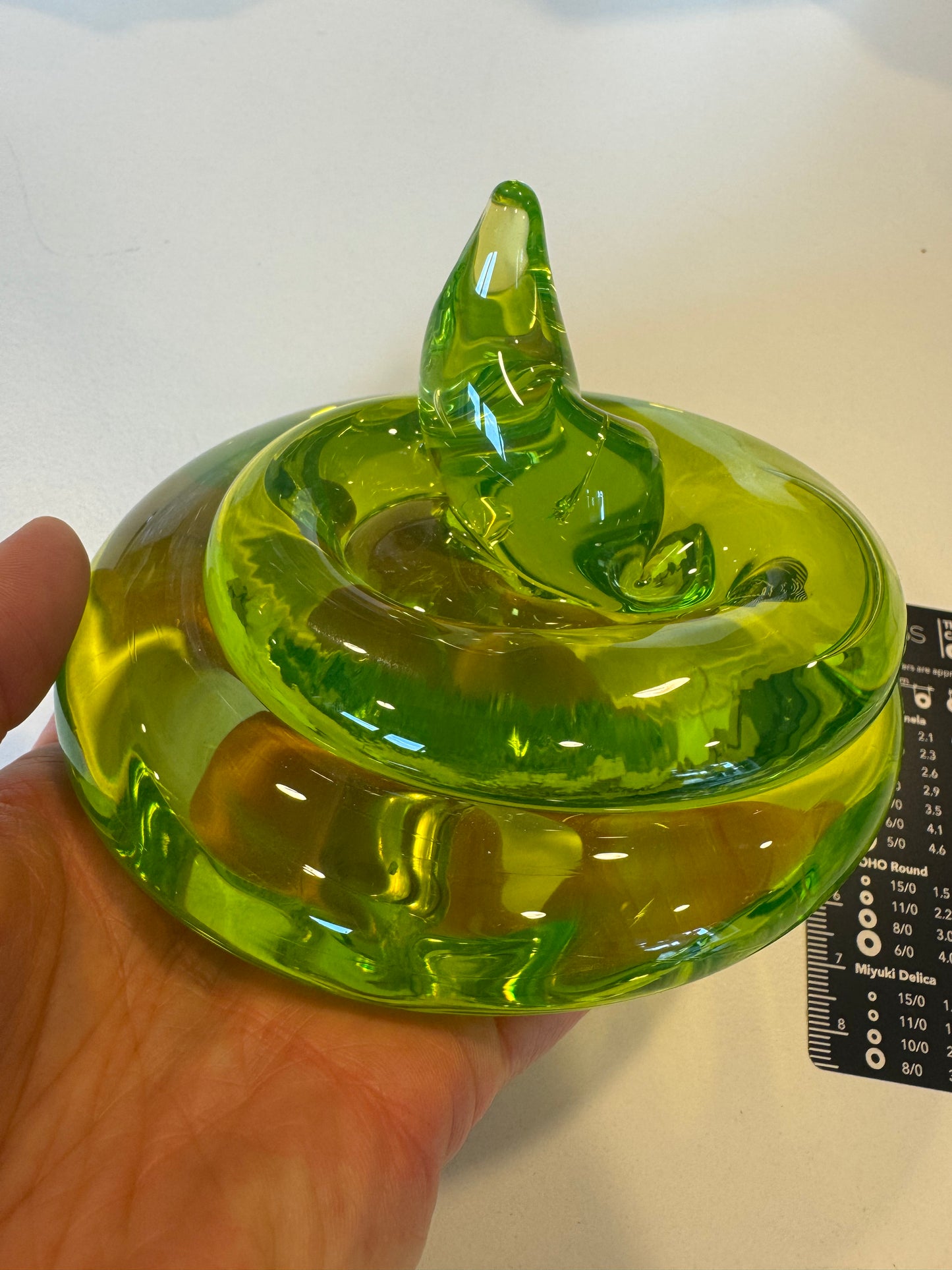 捷克共和国手工制作的紫外线反应艺术摆件——铀玻璃梨形镇纸