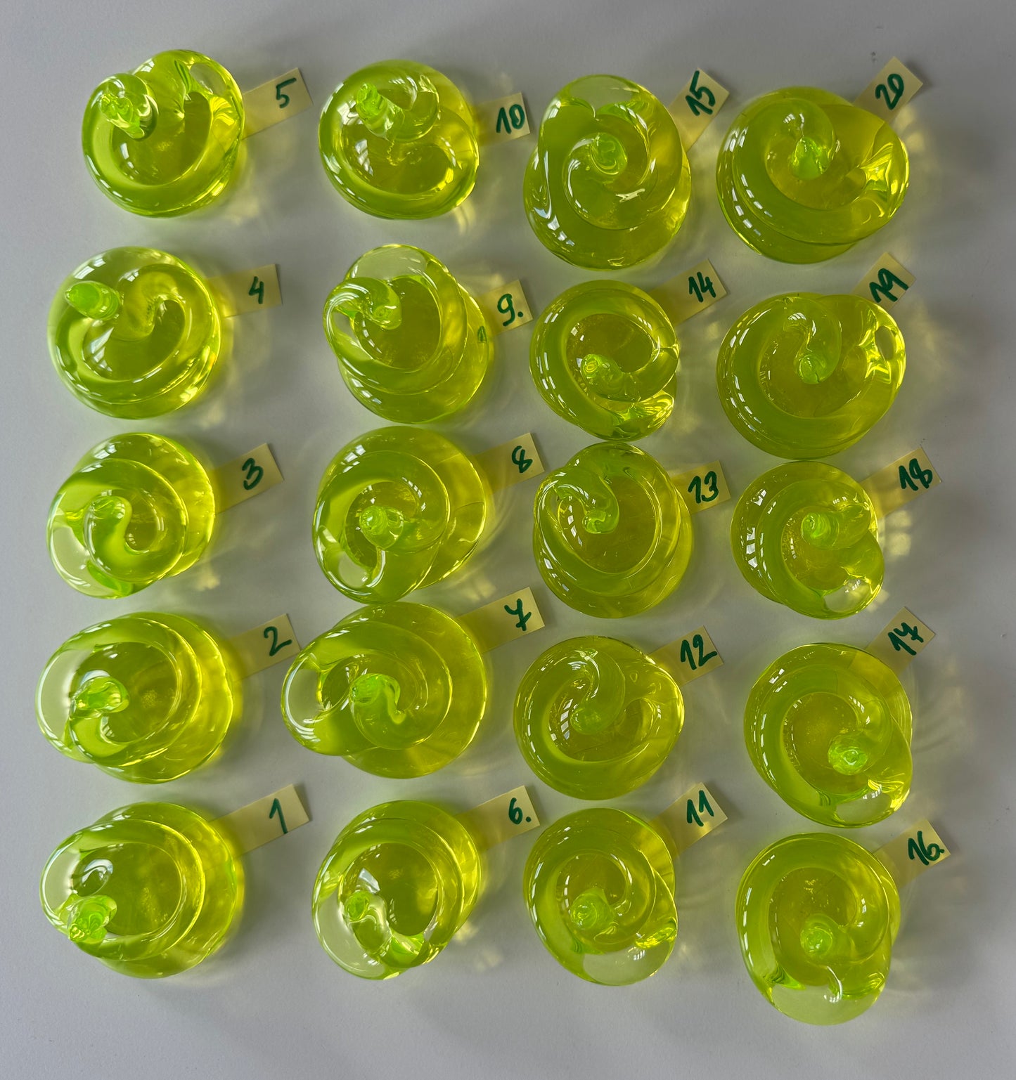 捷克共和国手工制作的紫外线反应艺术摆件——铀玻璃梨形镇纸