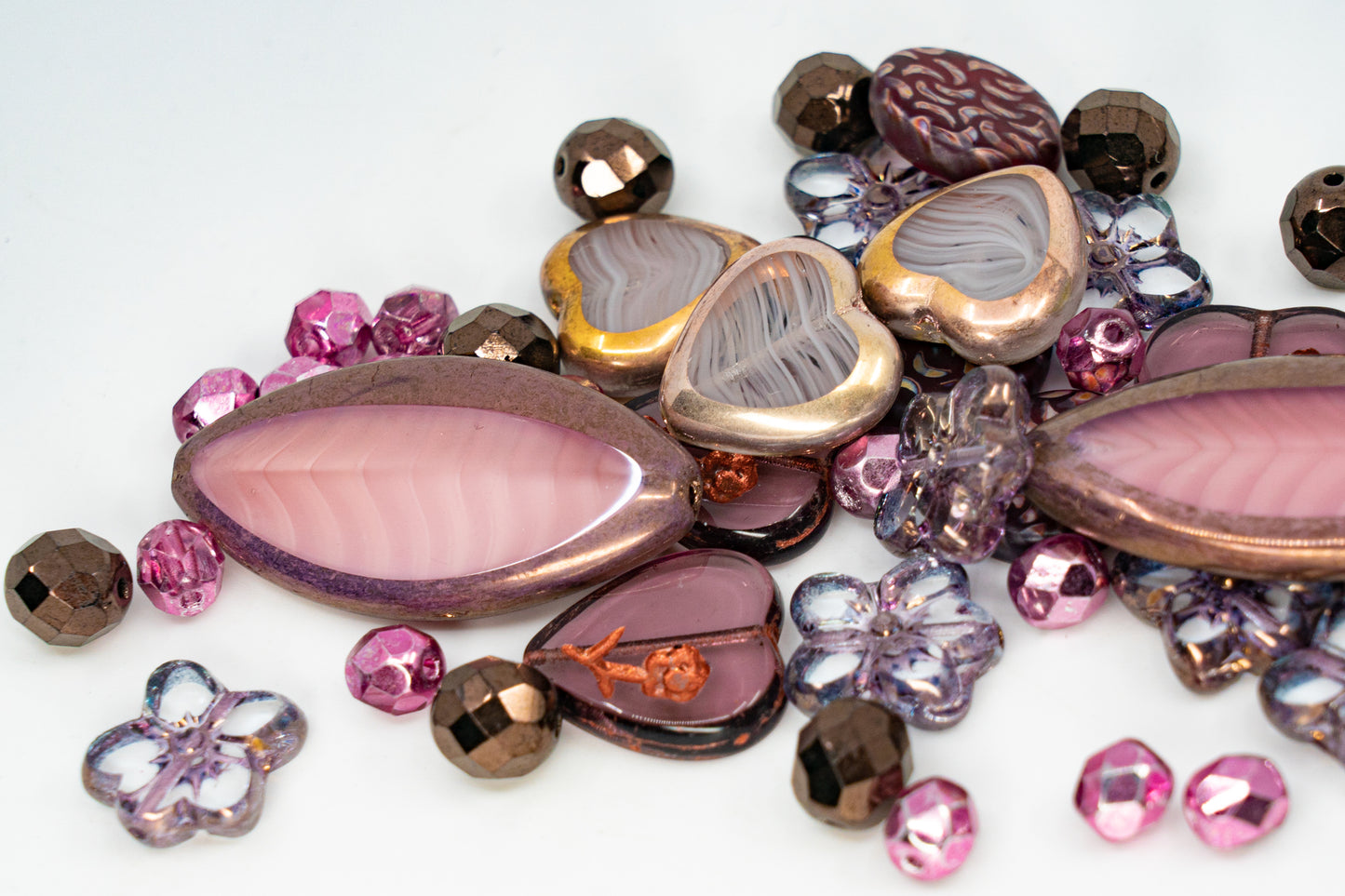 焦点玻璃珠与桌切花和蝴蝶珠的混合物，PG 粉紫色