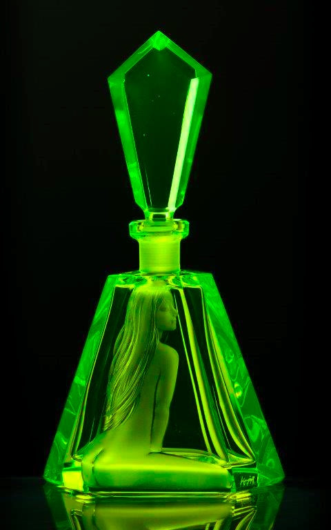 ウランガラス食器（紫外線下で光る、熱湯不可） - ビールグラス スムース、チェコ共和国