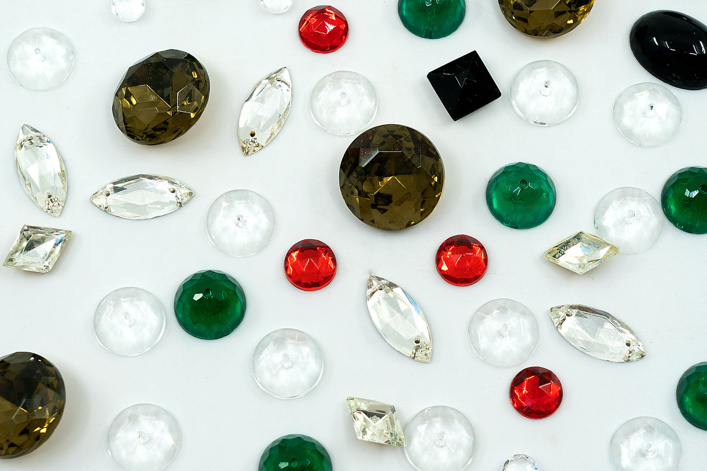 Überraschungsmix aus kleinen und großen Glas-Strasssteinen und aufnähbaren Kristallen für Schmuck- und Kleiderdesign