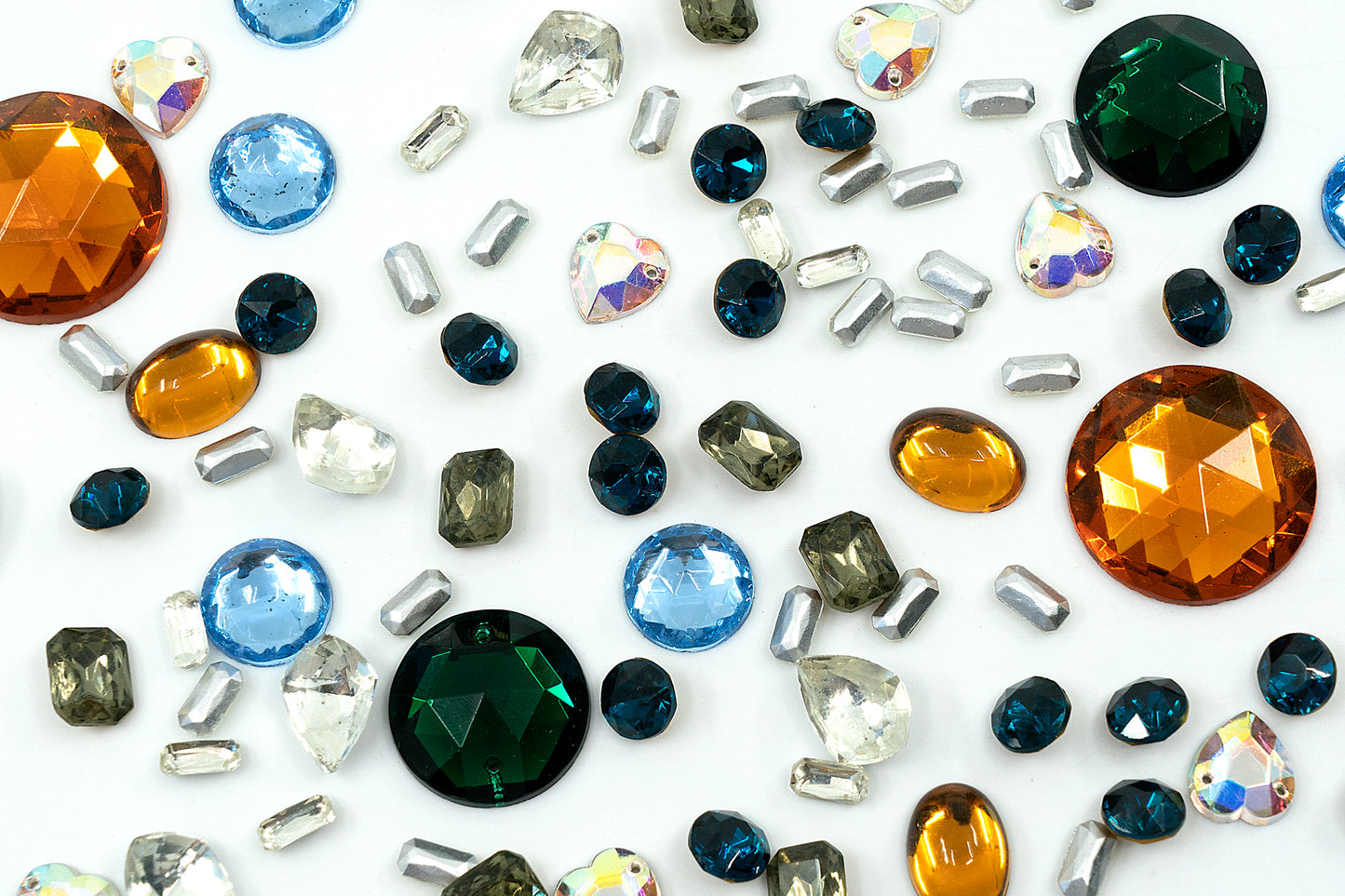 Überraschungsmix aus kleinen und großen Glas-Strasssteinen und aufnähbaren Kristallen für Schmuck- und Kleiderdesign