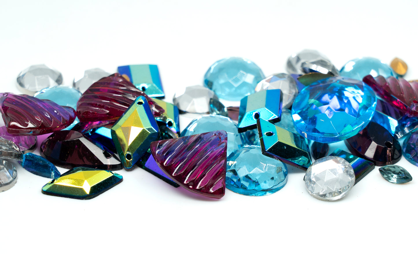 大小玻璃水钻和缝制水晶的惊喜组合，用于珠宝和服装设计
