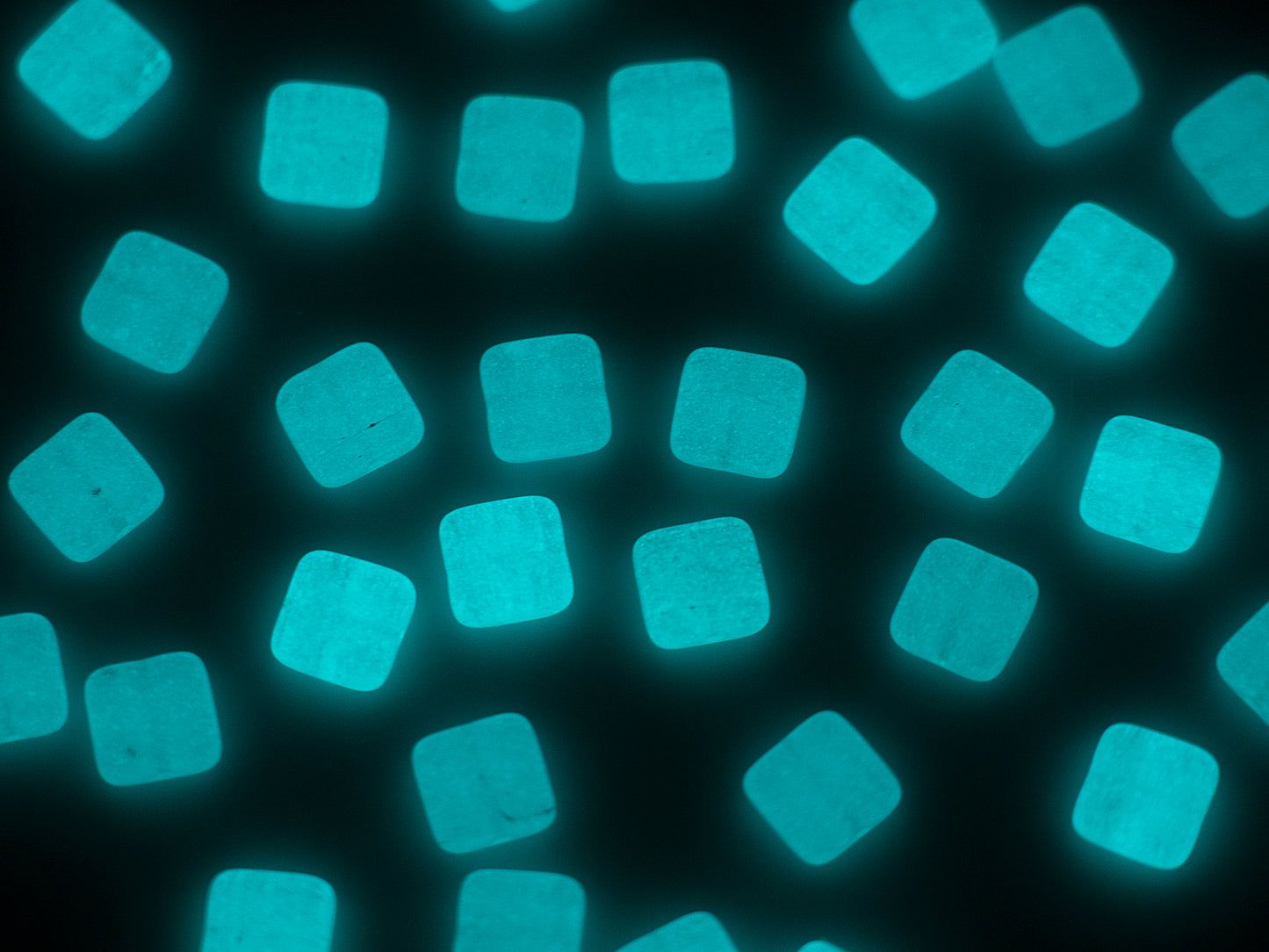 Tile Square 1-Loch-Glasperlen, 0,35 Zoll (9x9mm), Tschechische Republik, Dirty White – Glow in the Dark Bright Blue