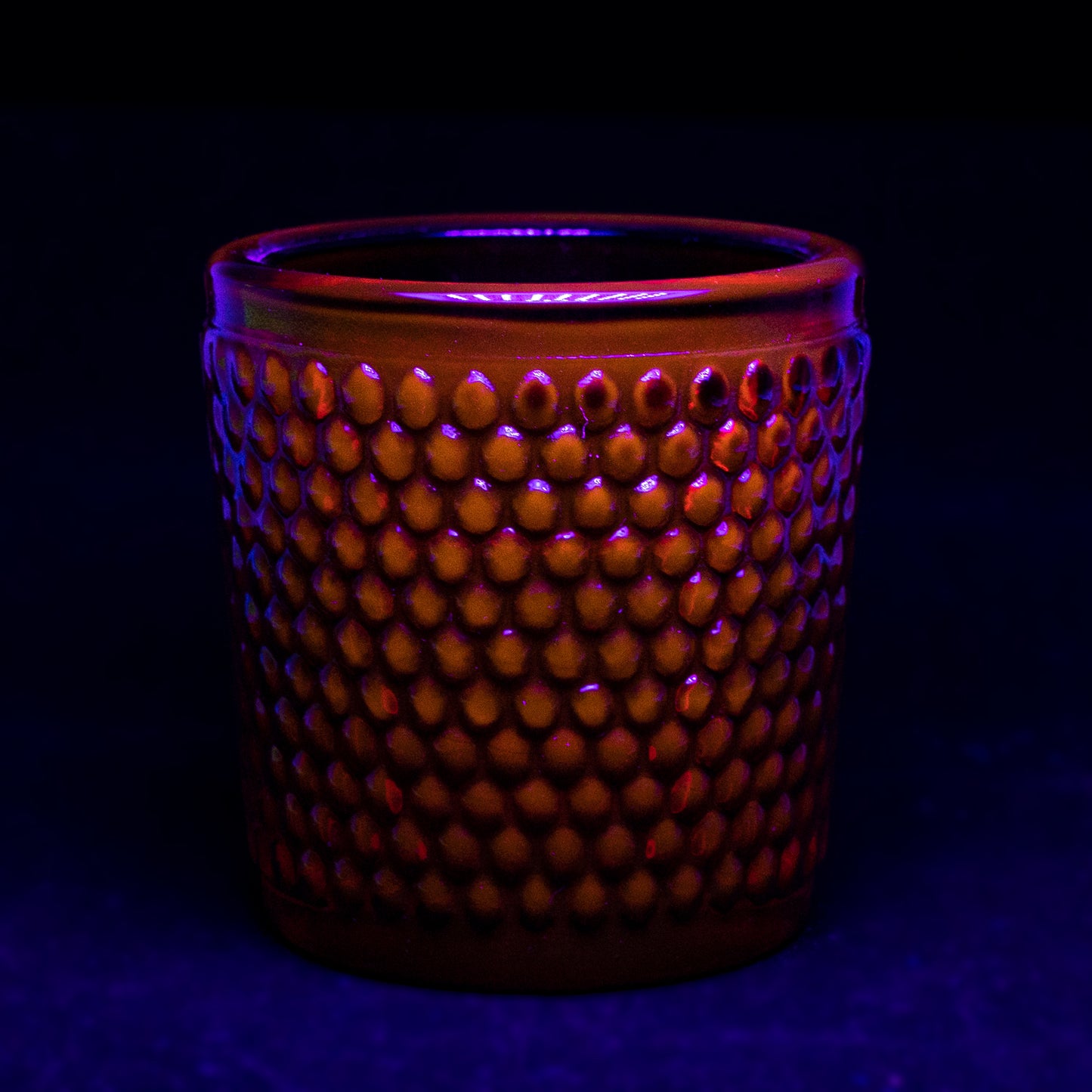 カドミウムレッドガラスの小像 - キャンドルホルダー - 紫外線で光ります