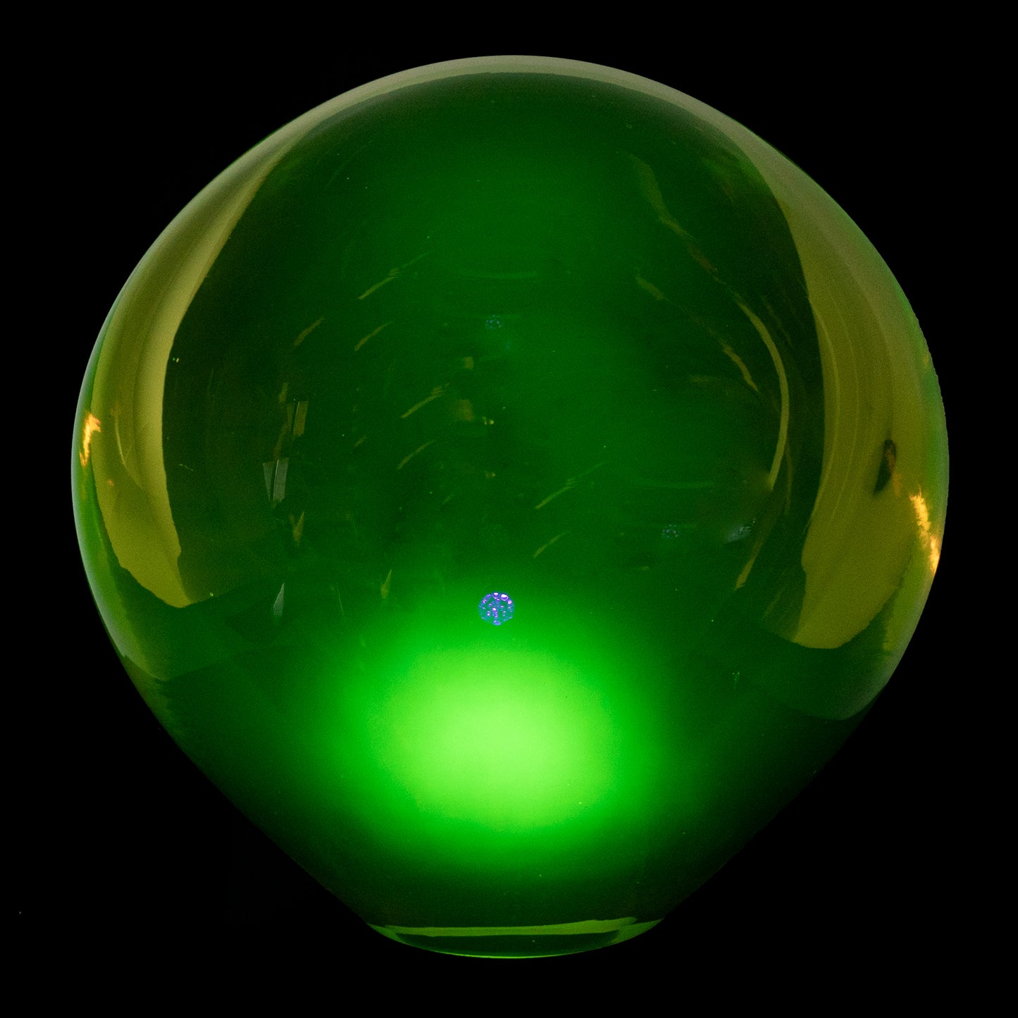 铀玻璃餐具（紫外线下发光） - 小雕像 - 侧面平坦的小熊，捷克共和国