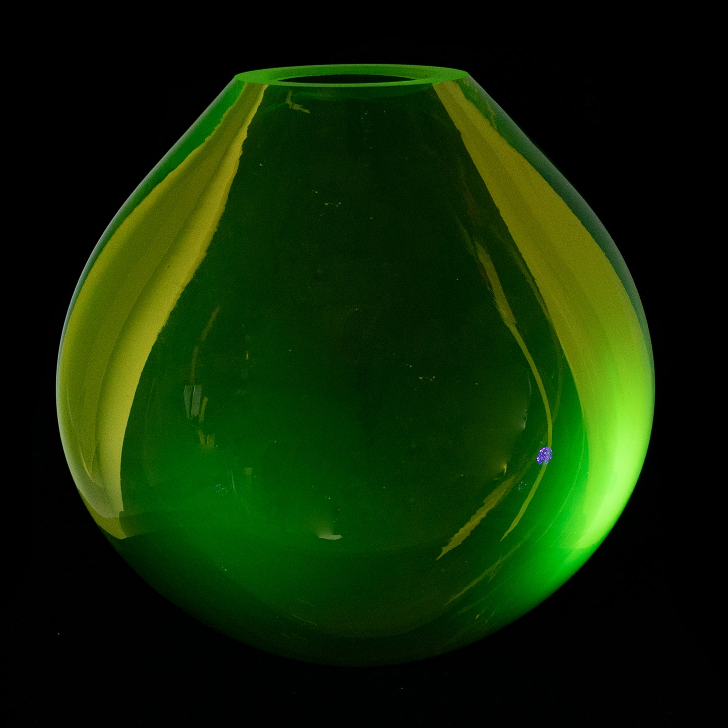 铀玻璃餐具（紫外线下发光） - 小雕像 - 侧面平坦的小熊，捷克共和国