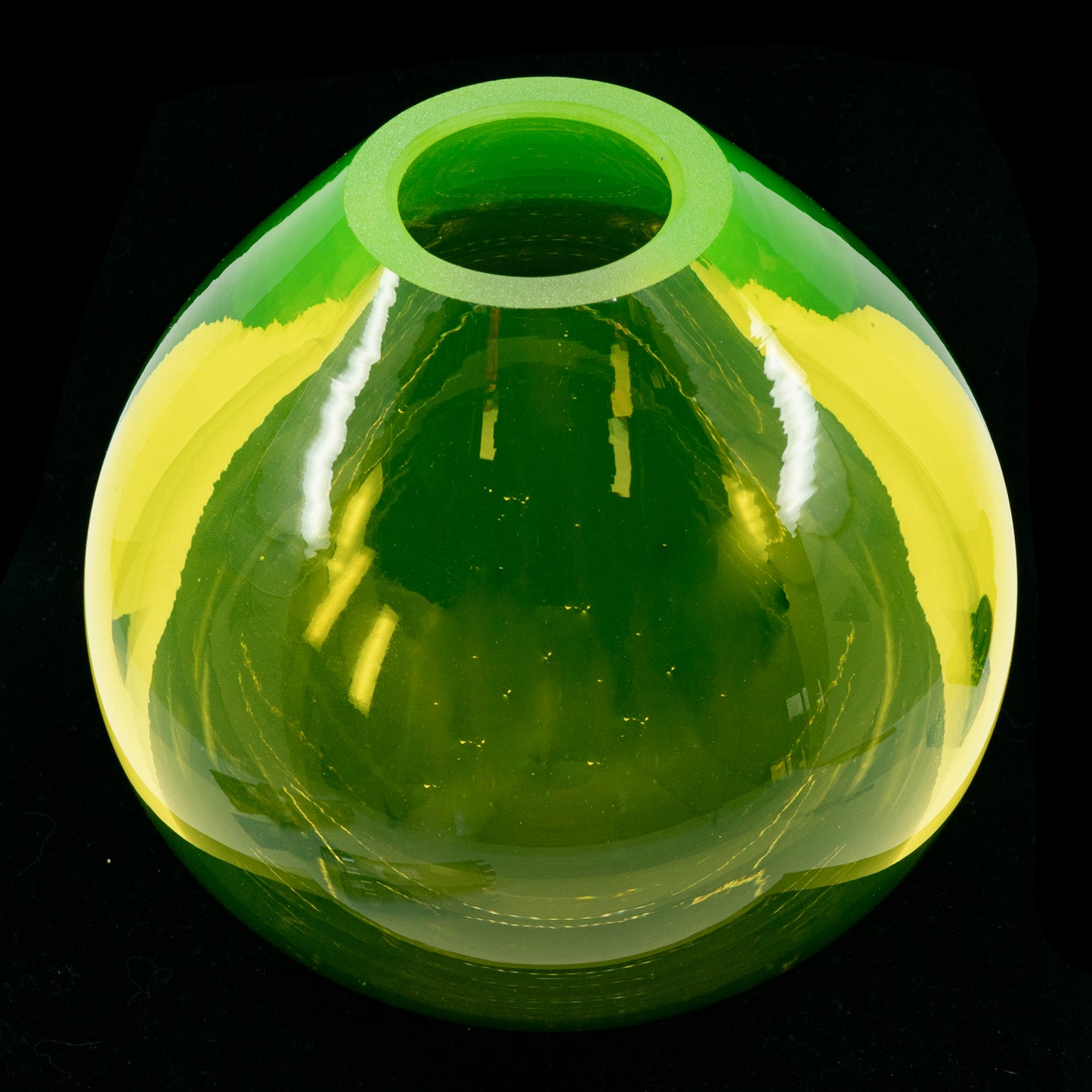 铀玻璃餐具（紫外线下发光） - 小雕像 - 侧面平坦的小熊，捷克共和国