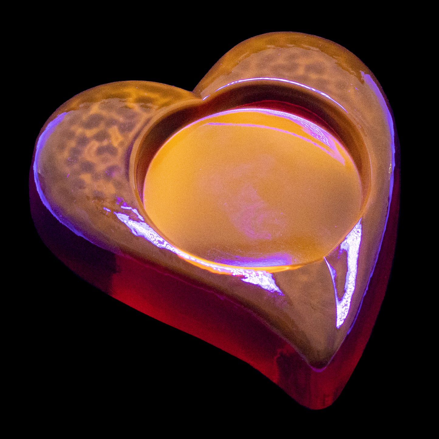 カドミウムレッドガラス製小像 - 二重ハート型マット仕上げ - 紫外線で光る