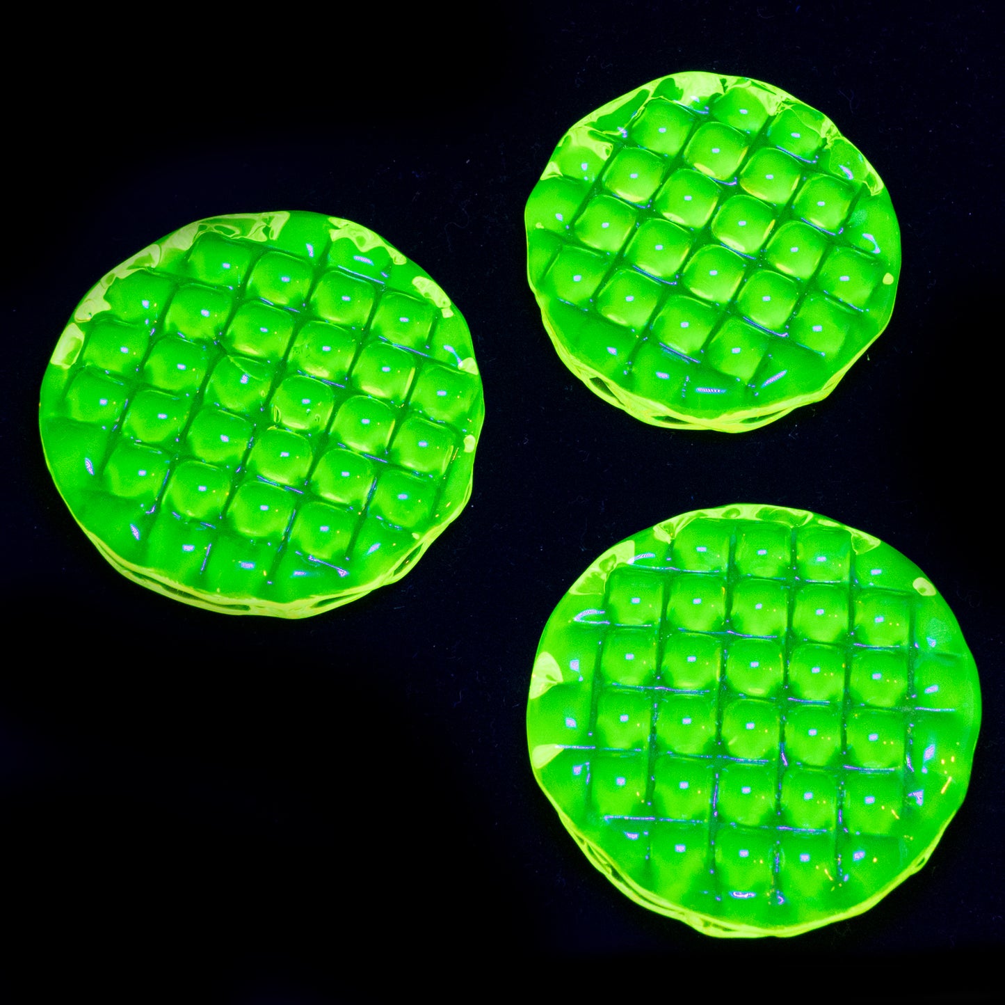 ウランガラス製洋梨型ペーパーウェイト – 手作りUV反応性アートフィギュア、チェコ共和国