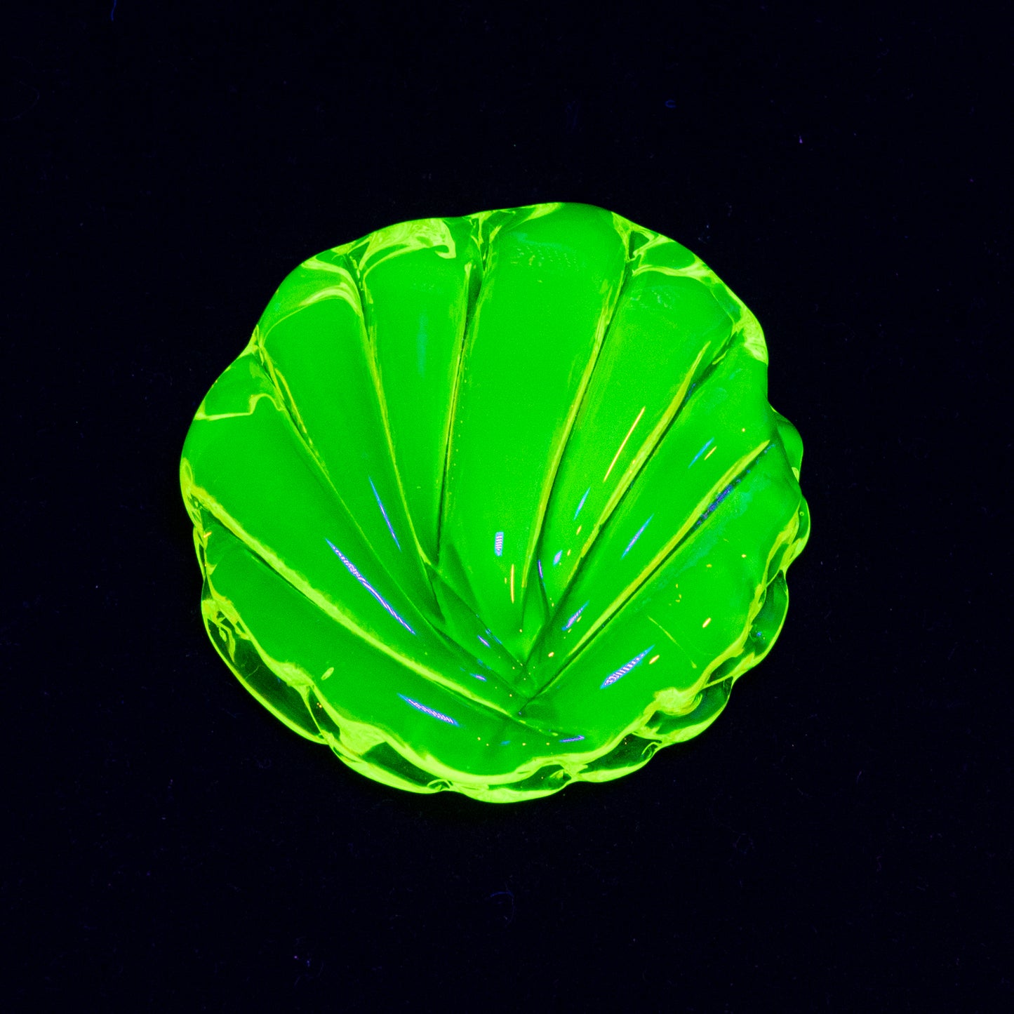 ウランガラス製洋梨型ペーパーウェイト – 手作りUV反応性アートフィギュア、チェコ共和国