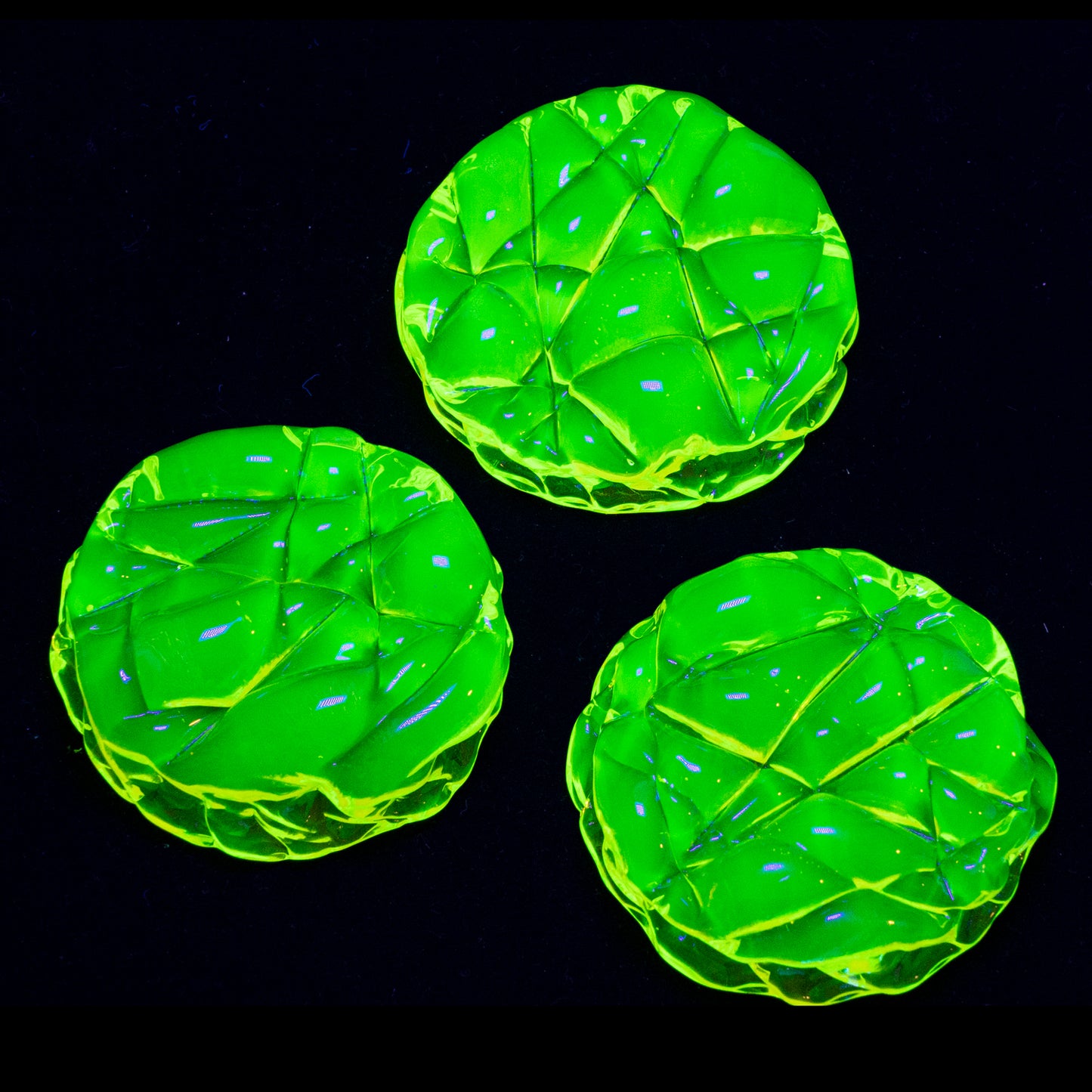 ウランガラス製洋梨型ペーパーウェイト – 手作りUV反応性アートフィギュア、チェコ共和国