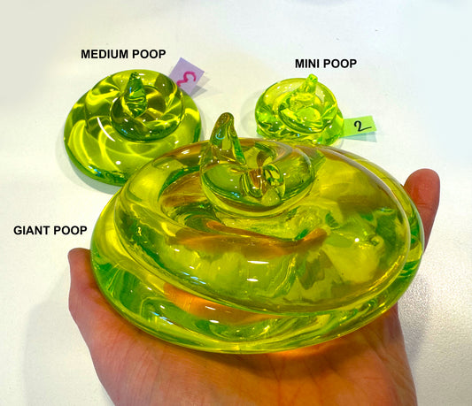 ウランガラス製洋梨型ペーパーウェイト – 手作りUV反応性アートフィギュア、チェコ共和国