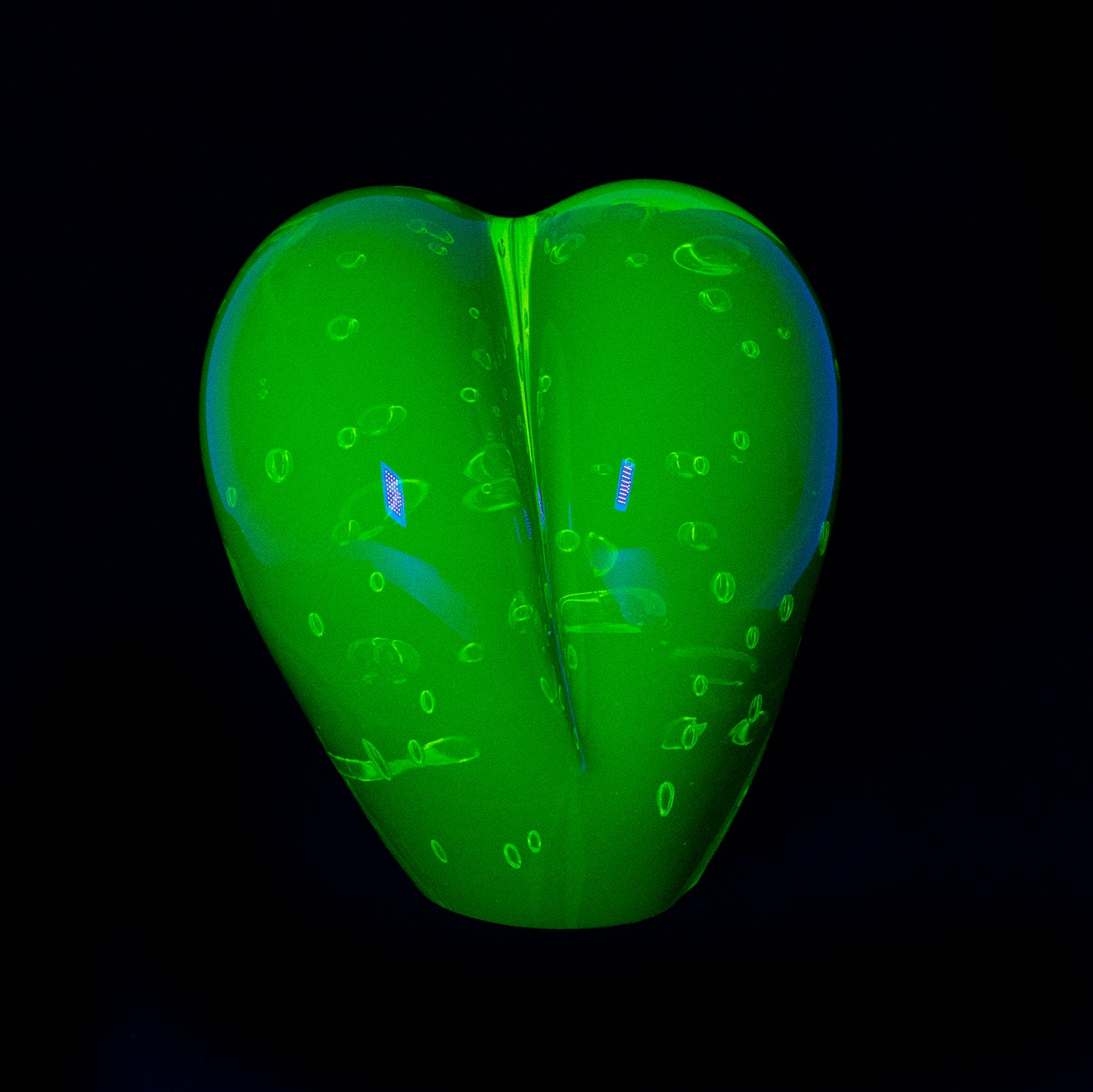 捷克共和国手工制作的紫外线反应艺术摆件——铀玻璃梨形镇纸