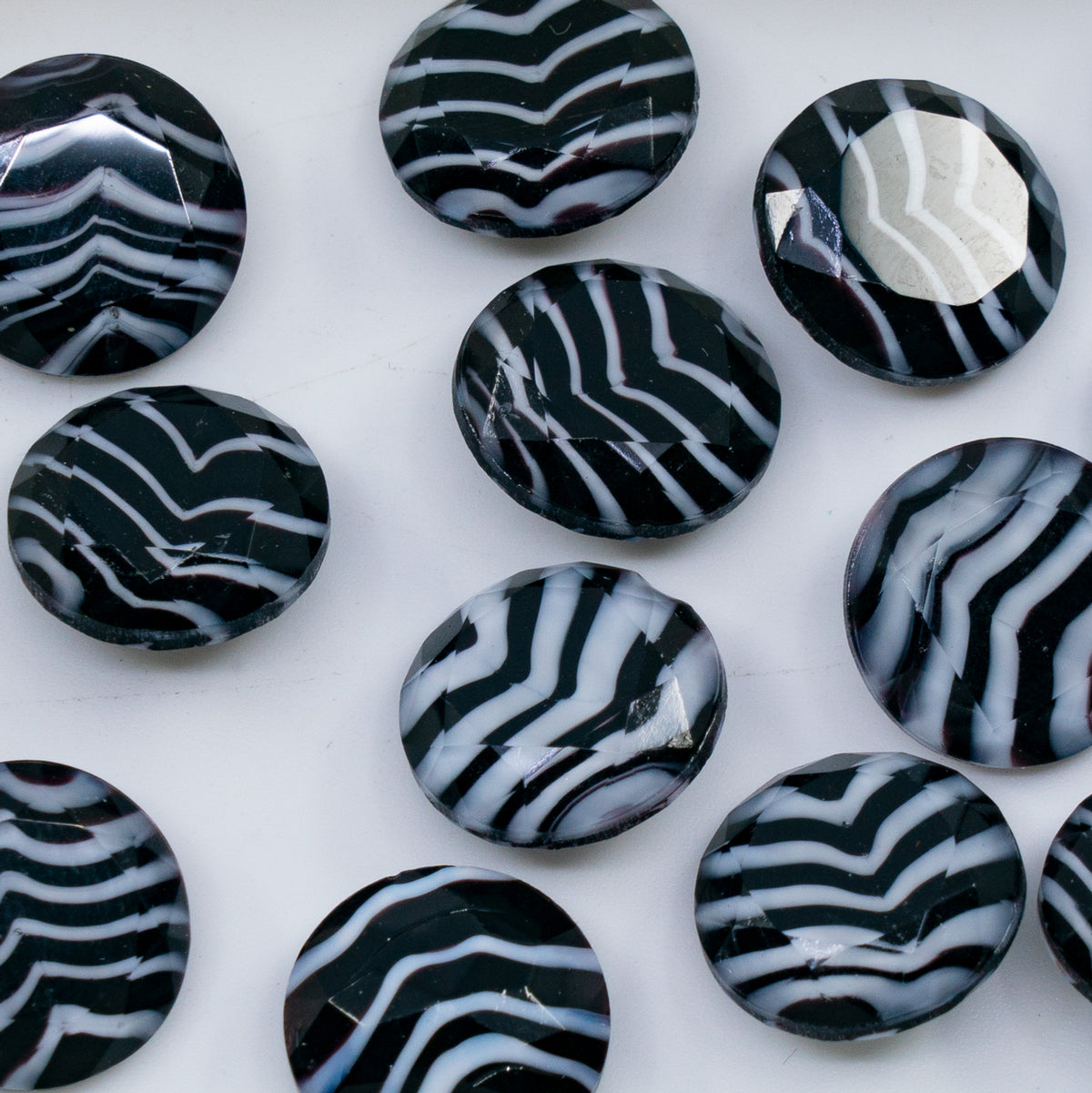 OUTLET 1 pcs Round Faceted Pointed Back (Doublets) Crystal Glass Stone, 14 x 14 mm, Zebra (zebra), Glass, Czech Republic