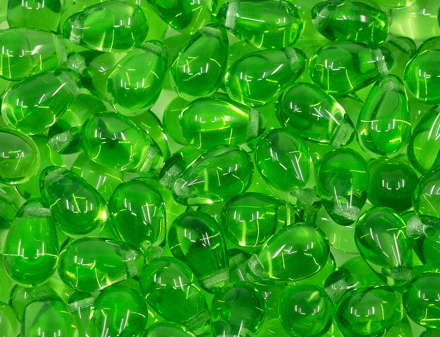 OUTLET 10 grams Drop Beads, 6 x 9 mm, Transparent Green (50520), Glass, Czech Republic