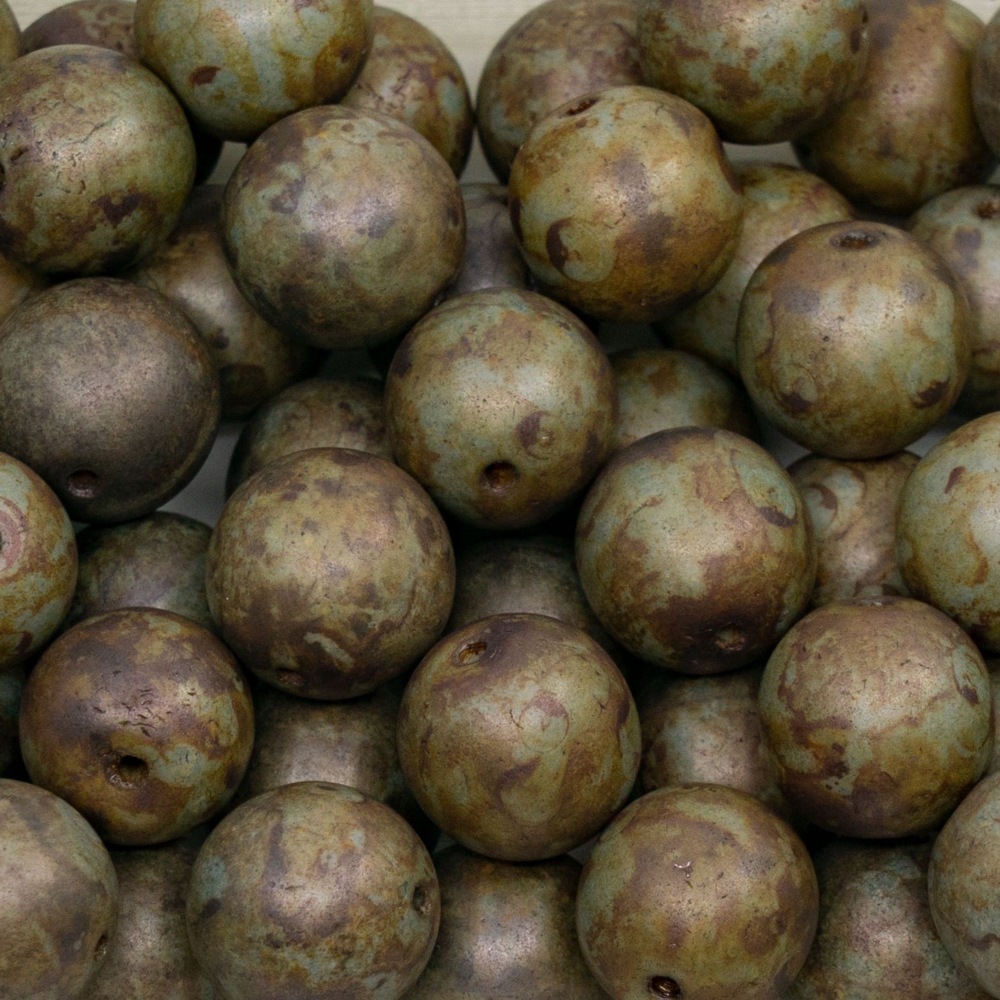 奥特莱斯 250克圆形Druck珠，12 x 12毫米，粉笔白色哑光染色，蓝色光泽 (03000-84100-65431)，玻璃，捷克共和国