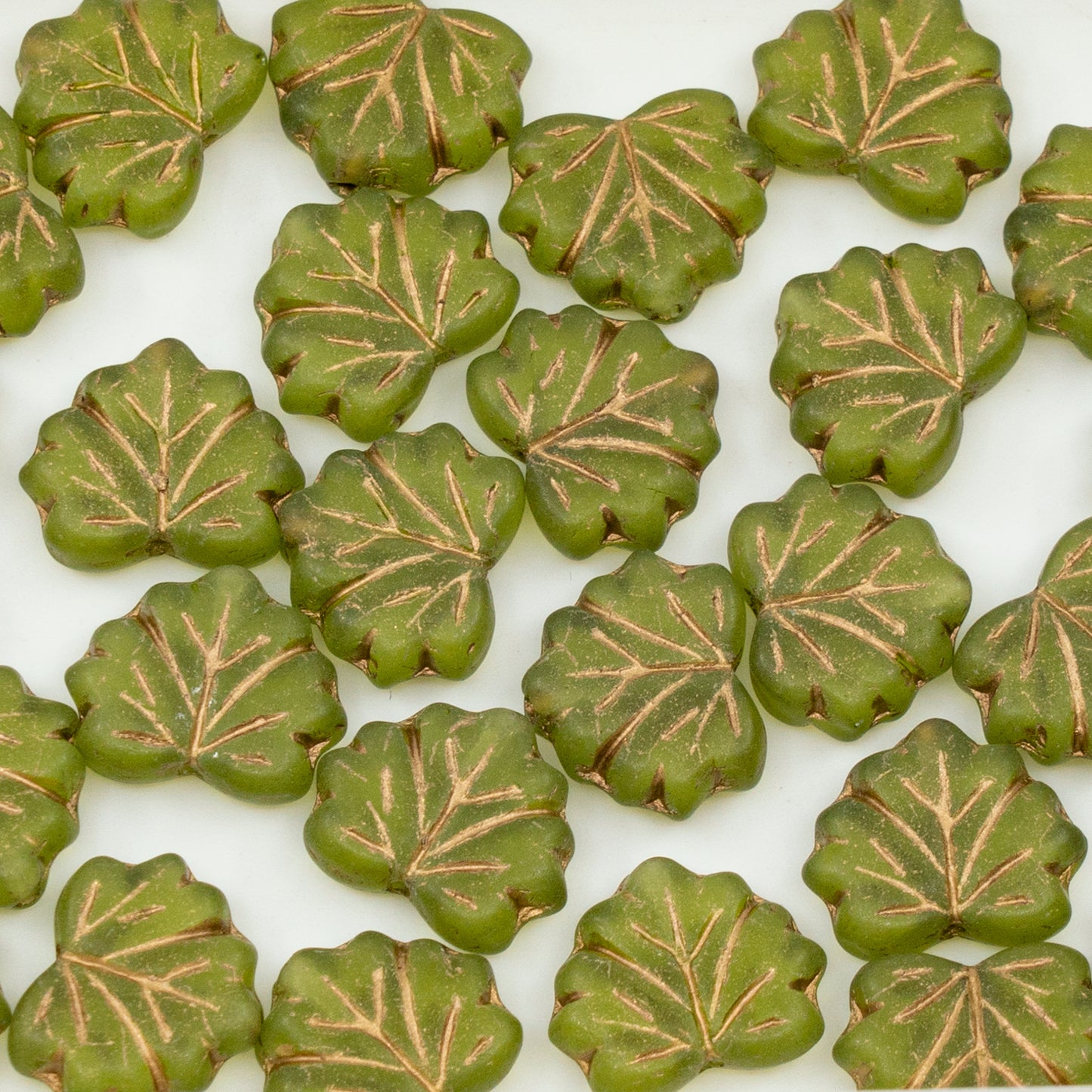 奥特莱斯 10克枫叶珠，11 x 13毫米，透明绿色哑光金衬里（50230-84100-54302），玻璃，捷克共和国