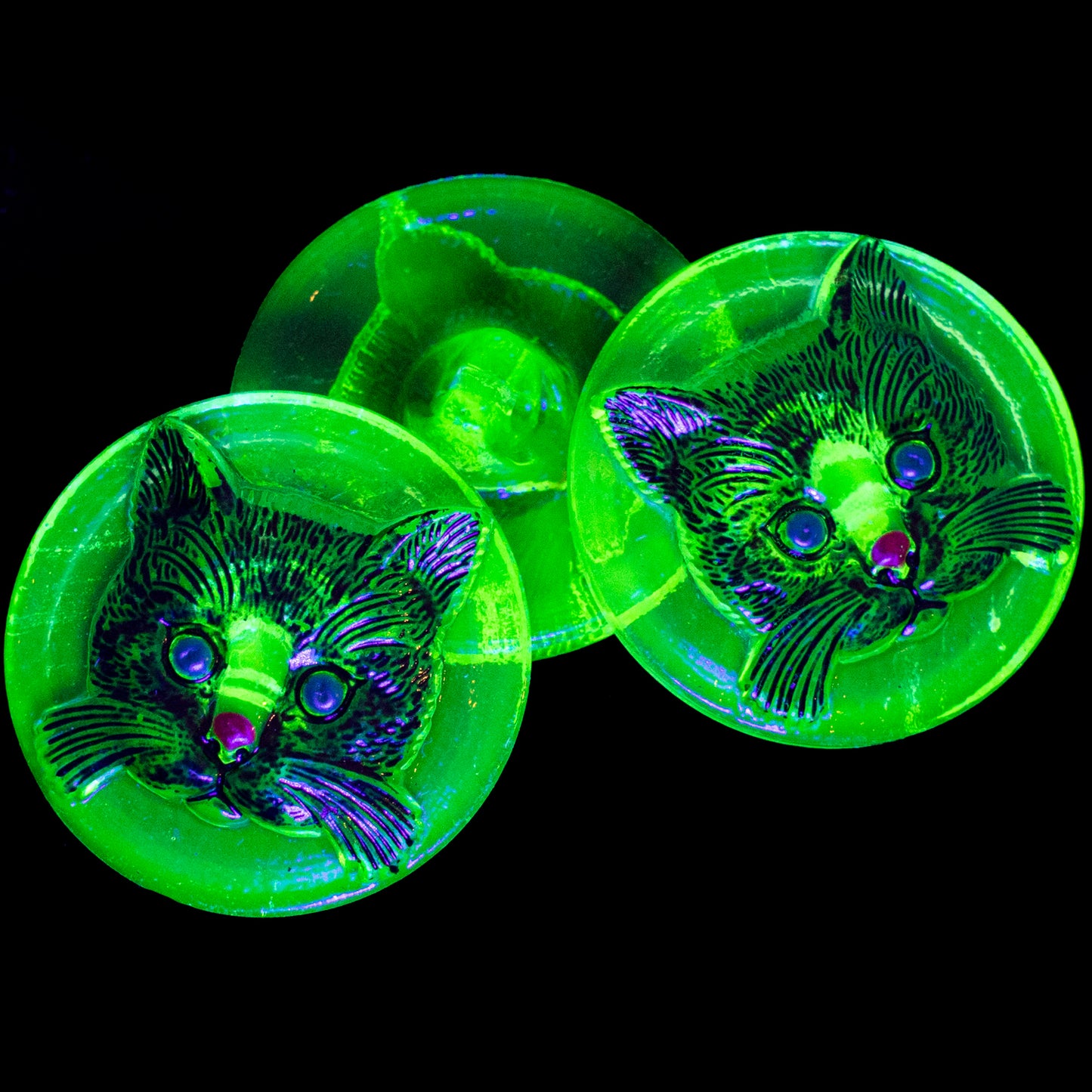 OUTLET 1 pcs Czech Glass Handmade Button, Size 12 (27 mm), 8 Uran Cat (), Glass, Czech Republic