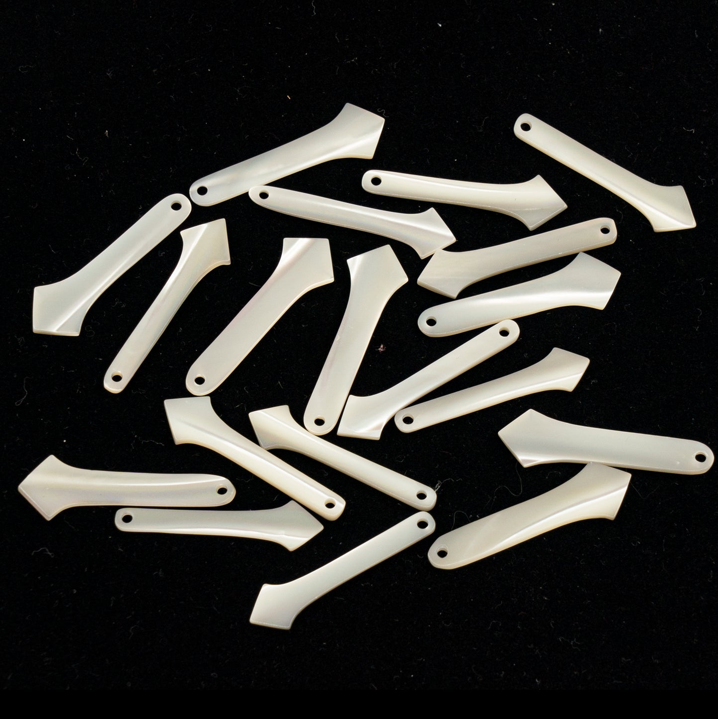 アウトレット 5グラム カット真珠（マザーオブパール）ビーズ、28 x 8 mm、アロー（矢）、ガラス、チェコ共和国