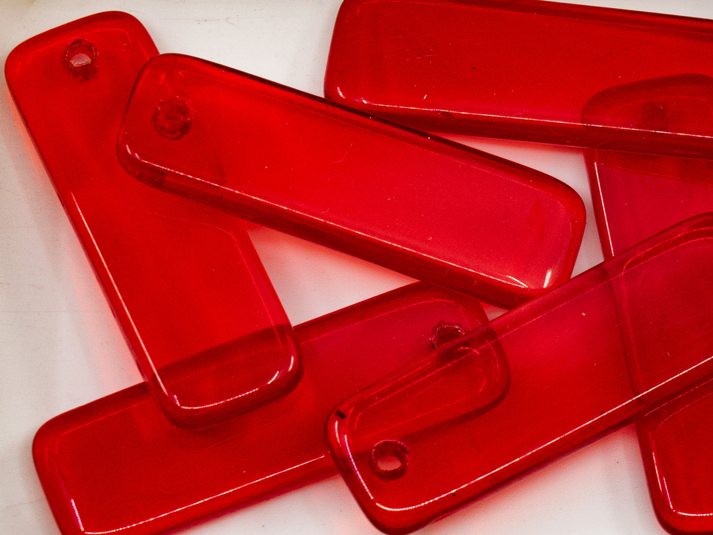 OUTLET 50g Rectangle Pendant Beads, 30 x 10 mm, transparent Red (90080), Glass, Czechia