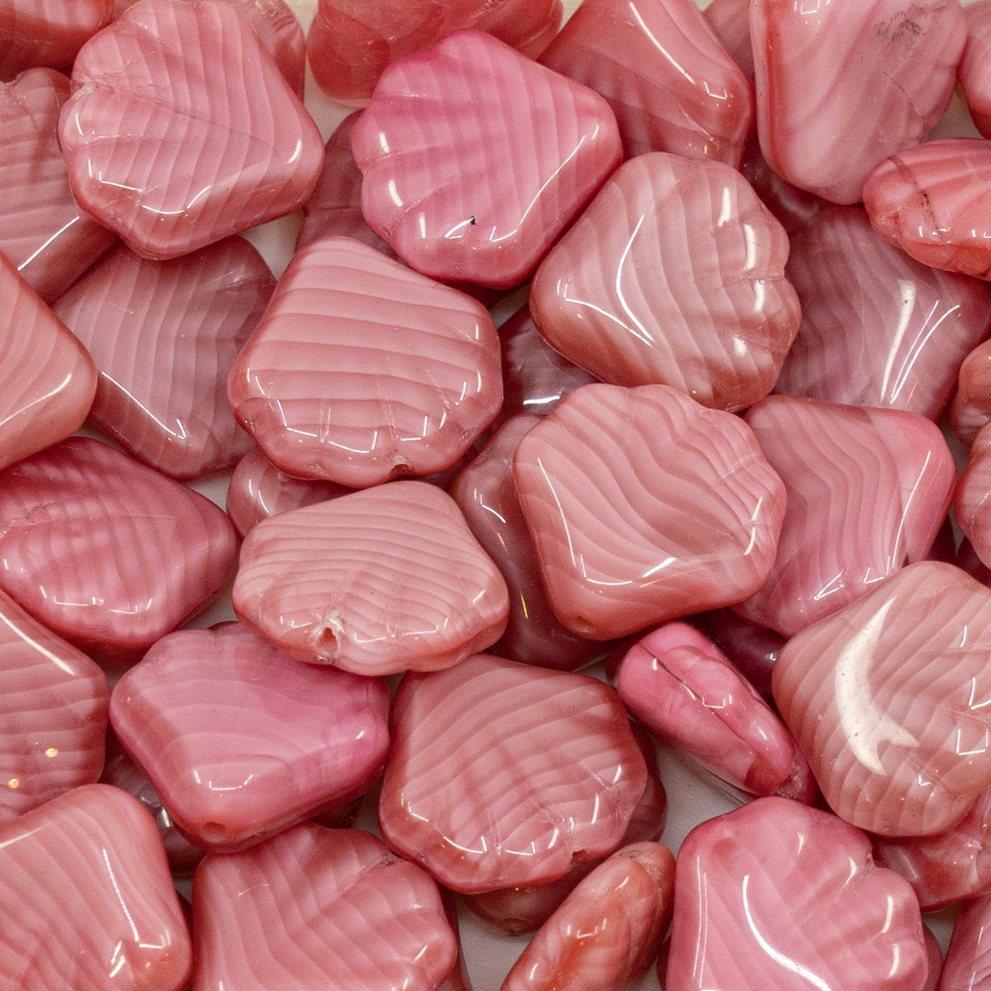 アウトレット 10グラム フラットシェルビーズ、14 x 14 mm、不透明ピンク（76026）、ガラス、チェコ共和国