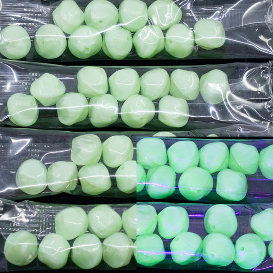 OUTLET 10 grams Round Vintage Cabochon, 8 x 9 mm, Pale Green (pale-green), Glass, Czech Republic