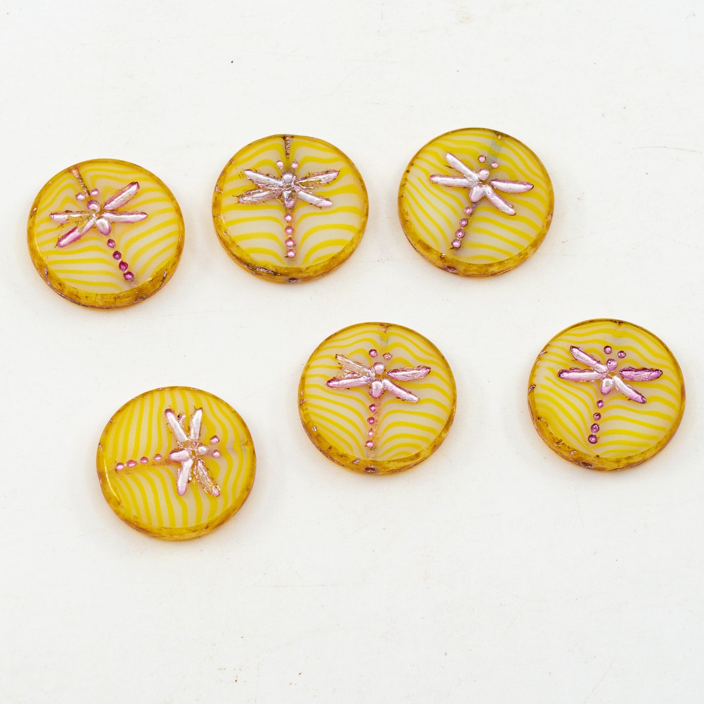 アウトレット 10グラム テーブルカットトンボビーズ、17 x 17 mm、ストライプイエロー銅裏地（STRIPED-YEL-54324）、ガラス、チェコ共和国