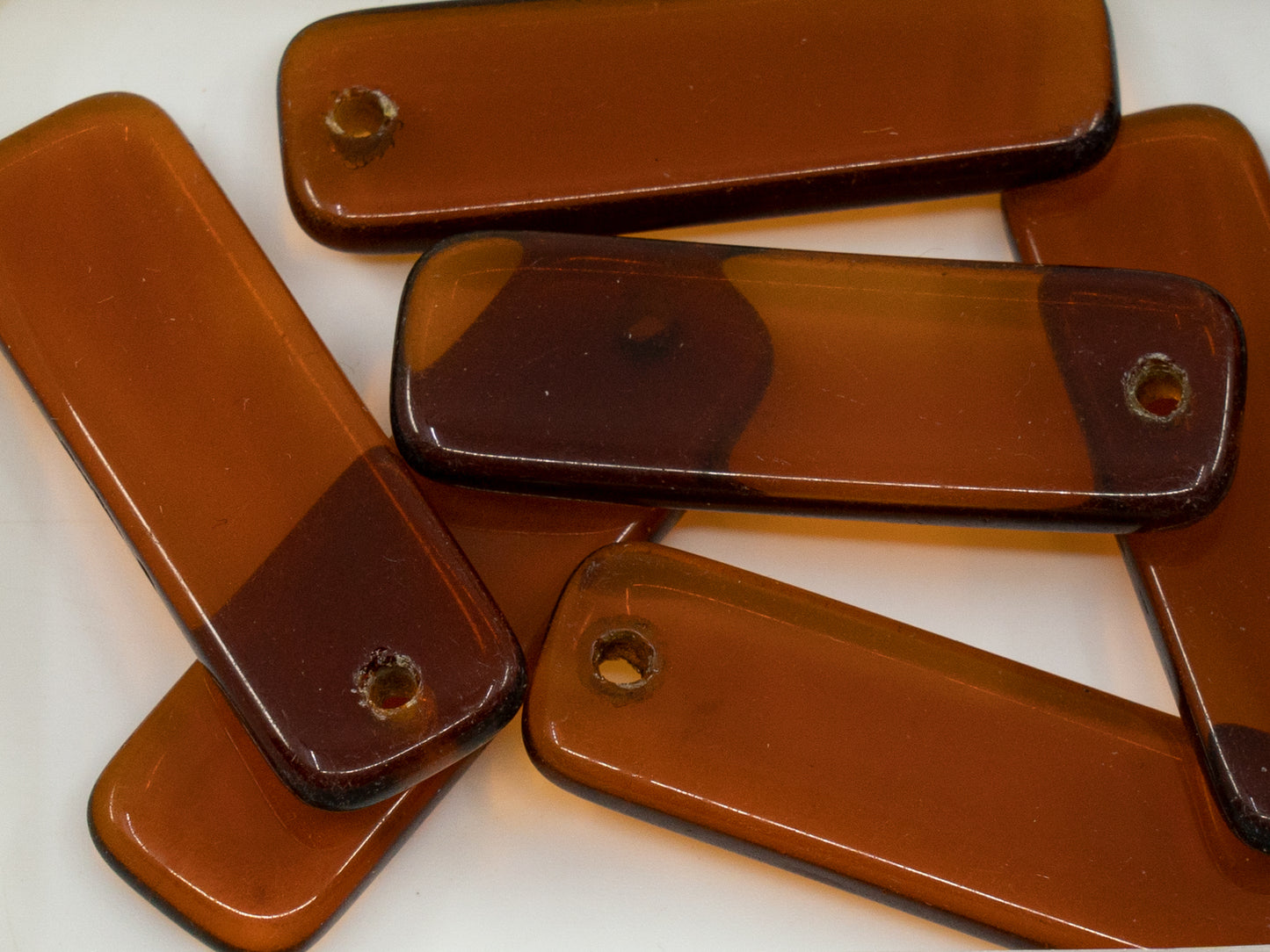 アウトレット 50g 長方形ペンダントビーズ、30 x 10 mm、ダークトパーズ（10080トパーズ）、ガラス、チェコ