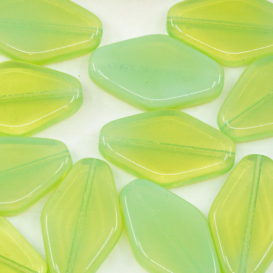 奥特莱斯 10克扁平菱形珠，25 x 15毫米，绿蛋白石（绿蛋白石），玻璃，捷克共和国