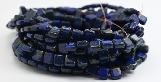 フラットスクエアタイル 2穴プレスガラスビーズ、濃いブルーのトラバーチン（33060-86800）、ガラス、チェコ共和国