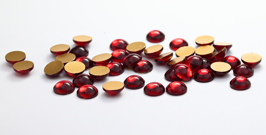 ラウンドフラットバックキャブ、サイアムルビー（SIAM-RUBY）、ガラス、チェコ共和国 ~ STRANDED