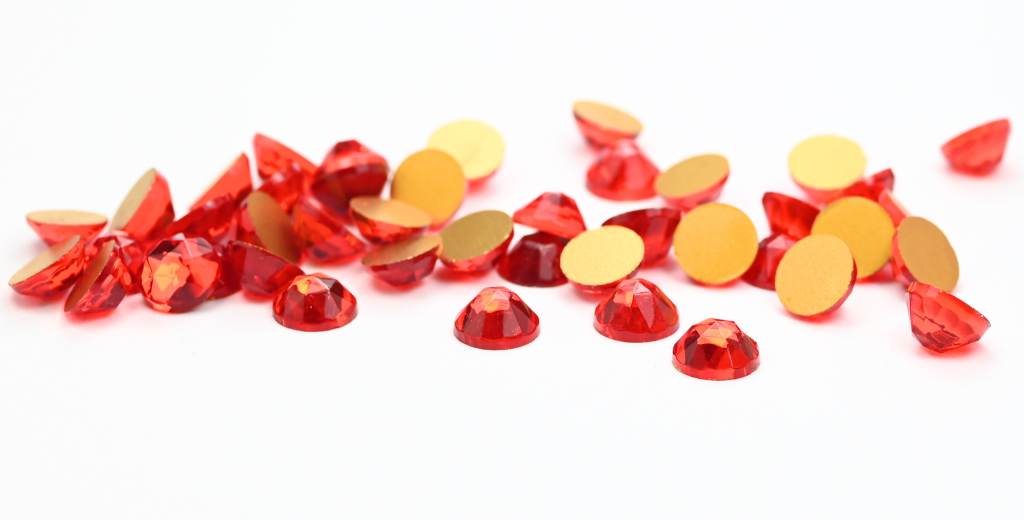 ラウンドフラットバックファセットカボション、Lt.Siam Ruby（LT.SIAM-RUBY）、ガラス、チェコ共和国 ~ STRANDED