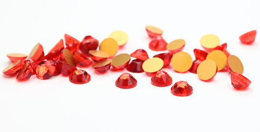 ラウンドフラットバックファセットカボション、Lt.Siam Ruby（LT.SIAM-RUBY）、ガラス、チェコ共和国 ~ STRANDED