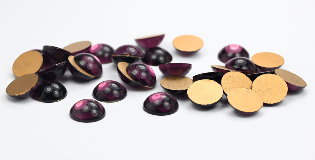 圆形平底宝石，红宝石紫水晶（CARBUNCLES-AMETHYST），玻璃，捷克共和国 ~ STRANDED