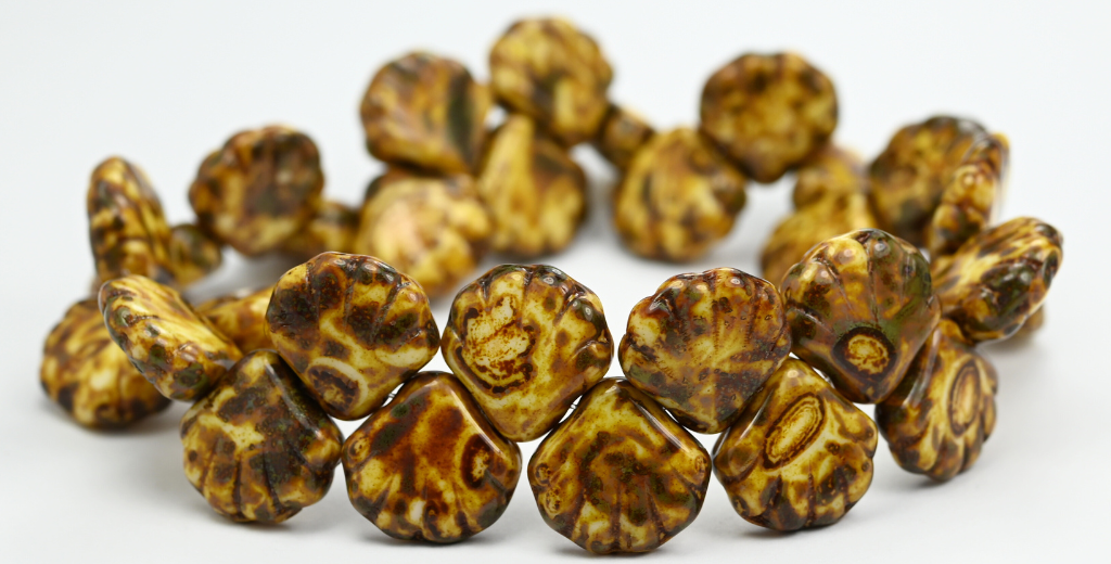 ホタテ貝殻のプレスガラスビーズ、ホワイトトラバーチン（02010-86800）、ガラス、チェコ共和国～STRANDED