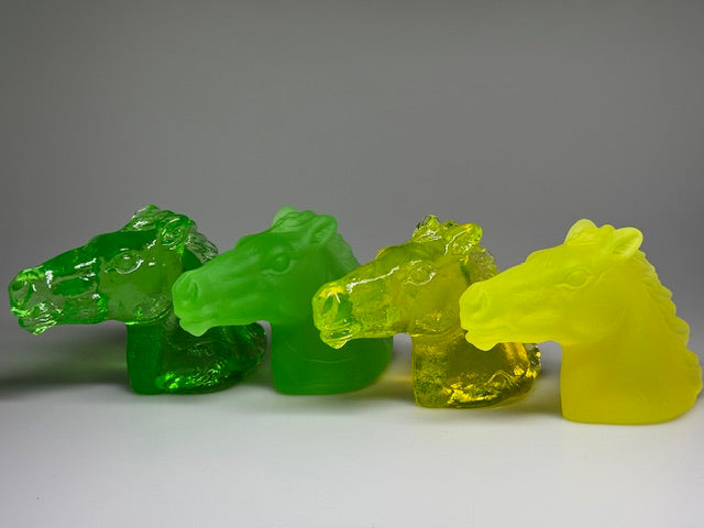 ウランガラスの猫 – 手作りUV反応アートフィギュア、チェコ共和国