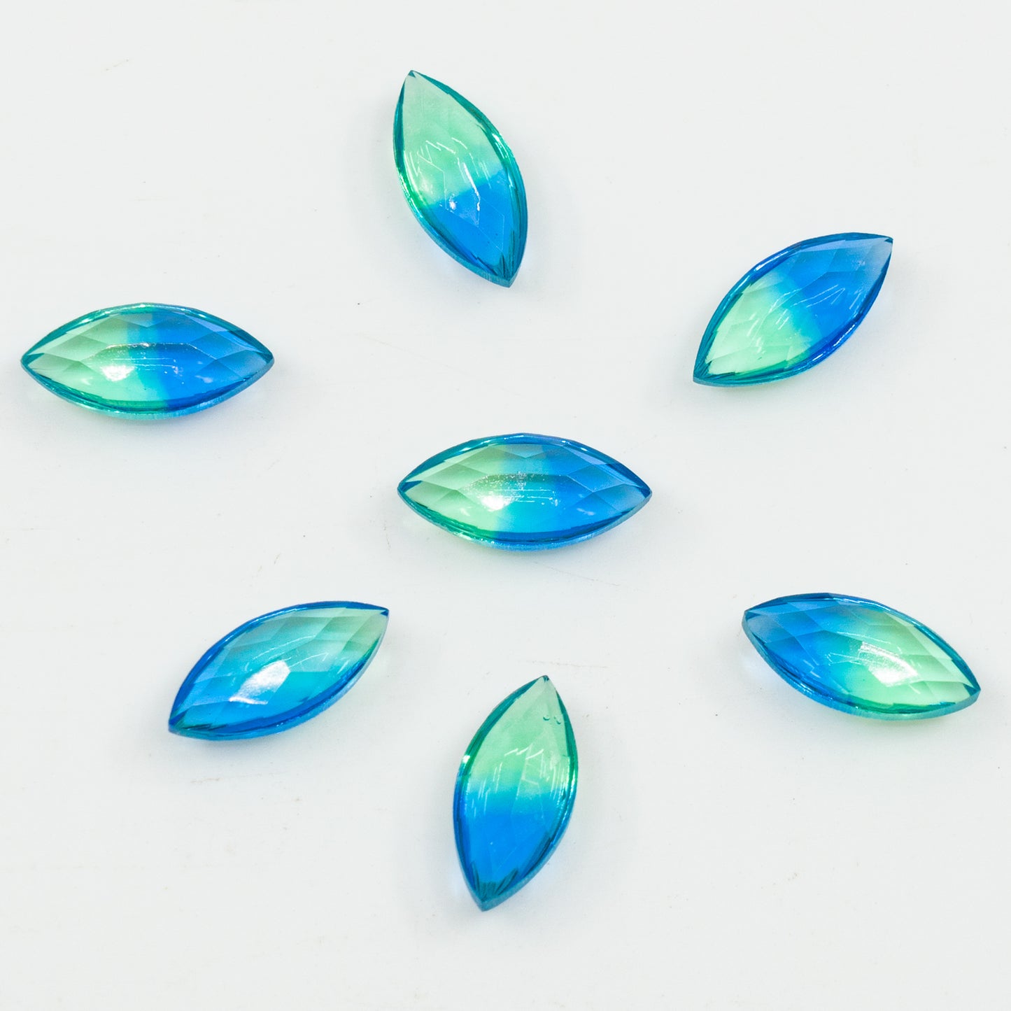 Navette Cabochons 尖底水晶玻璃石，双色绿蓝 (bi-2)，捷克共和国