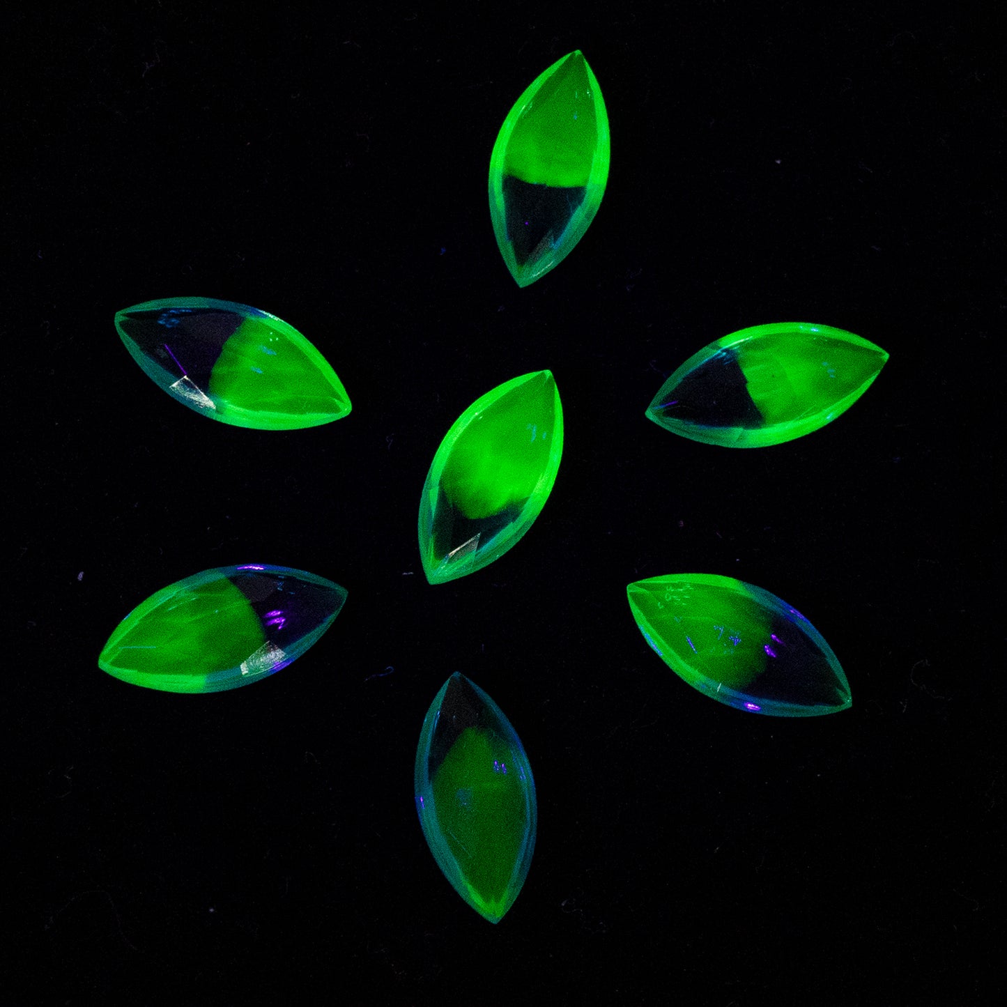 Navette Cabochons 尖底水晶玻璃石，双色绿蓝 (bi-2)，捷克共和国