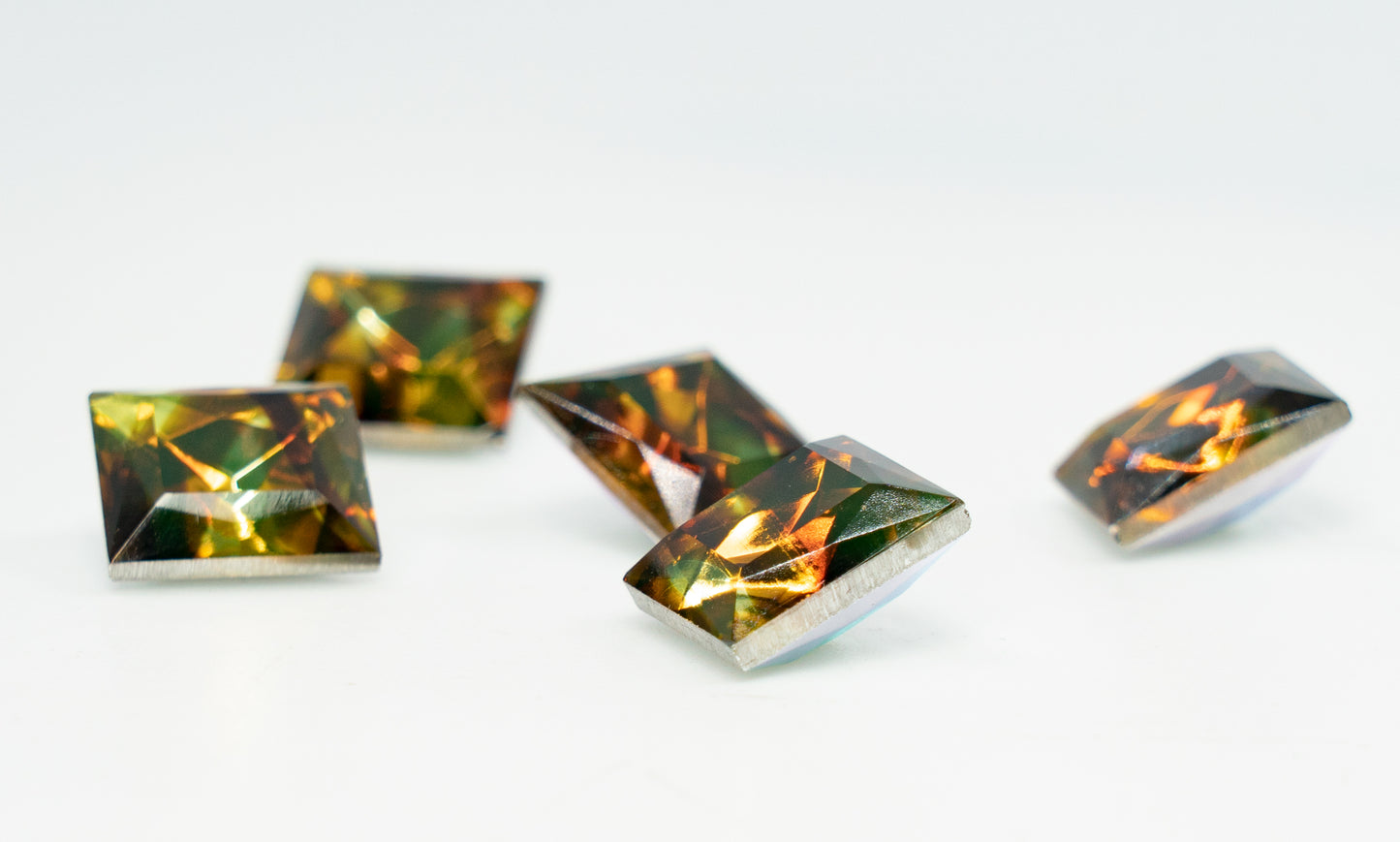 スクエアファセットポイントバック（ダブレット）クリスタルガラスストーン、イエロートパーズツイスト（80130-10122）、チェコ共和国