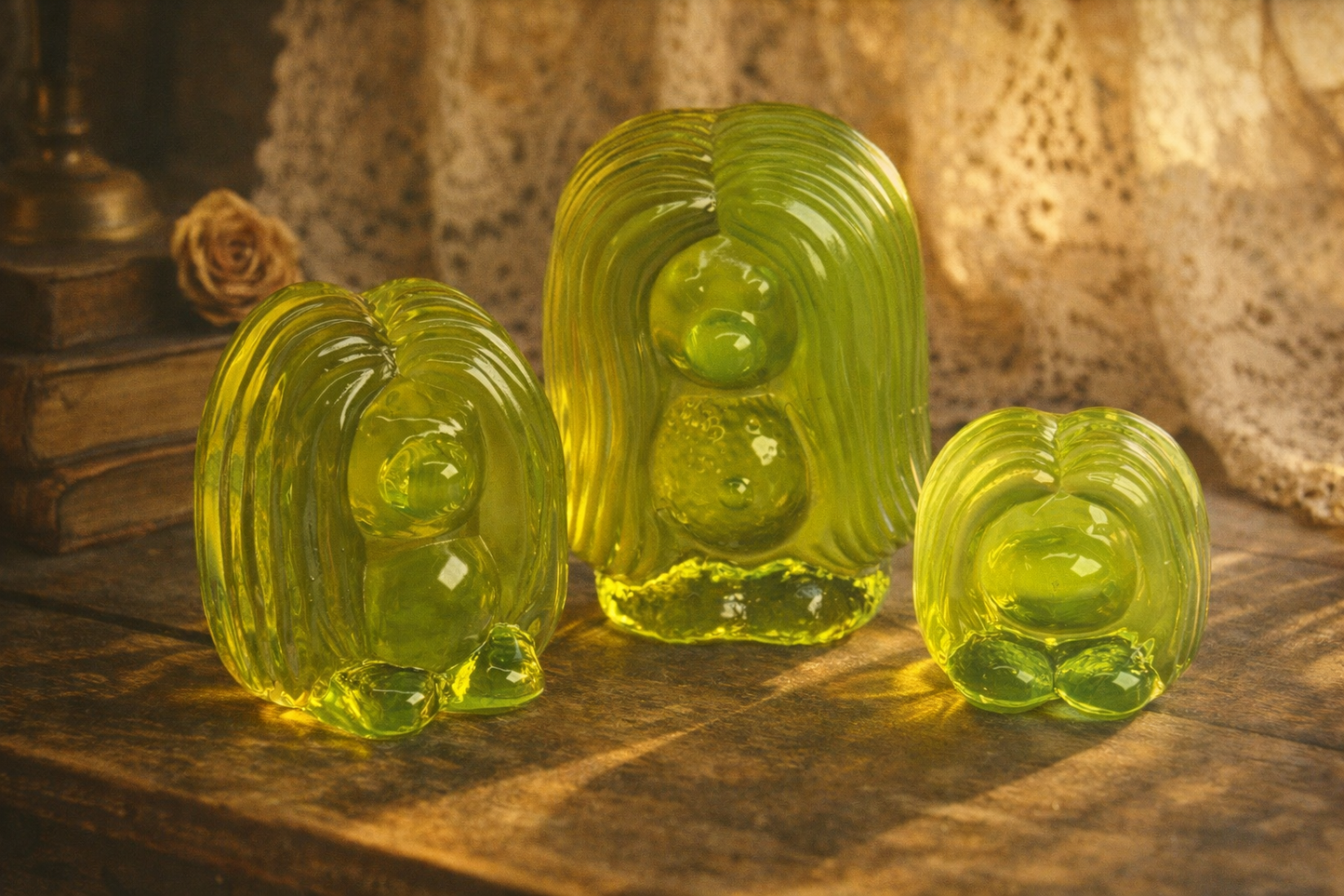 ウランガラス製洋梨型ペーパーウェイト – 手作りUV反応性アートフィギュア、チェコ共和国