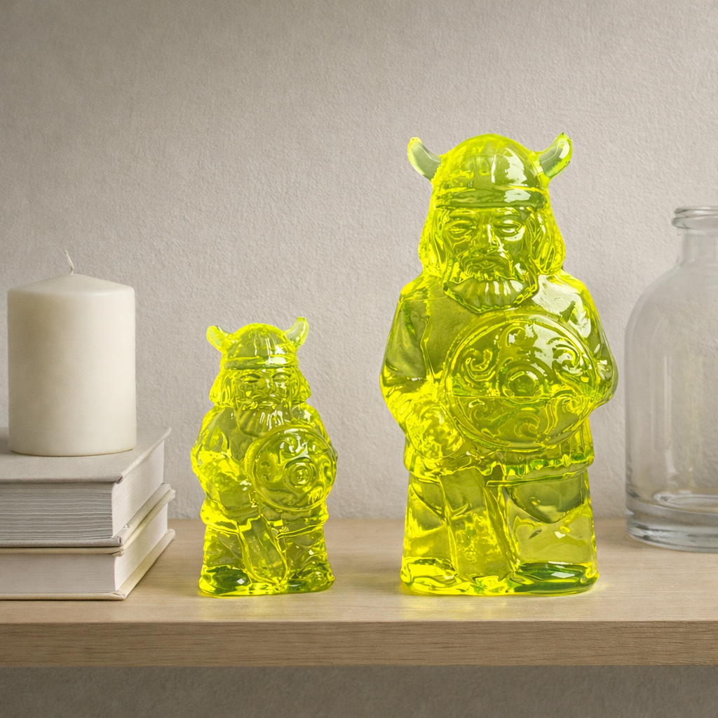 捷克共和国手工制作的紫外线反应艺术摆件——铀玻璃梨形镇纸